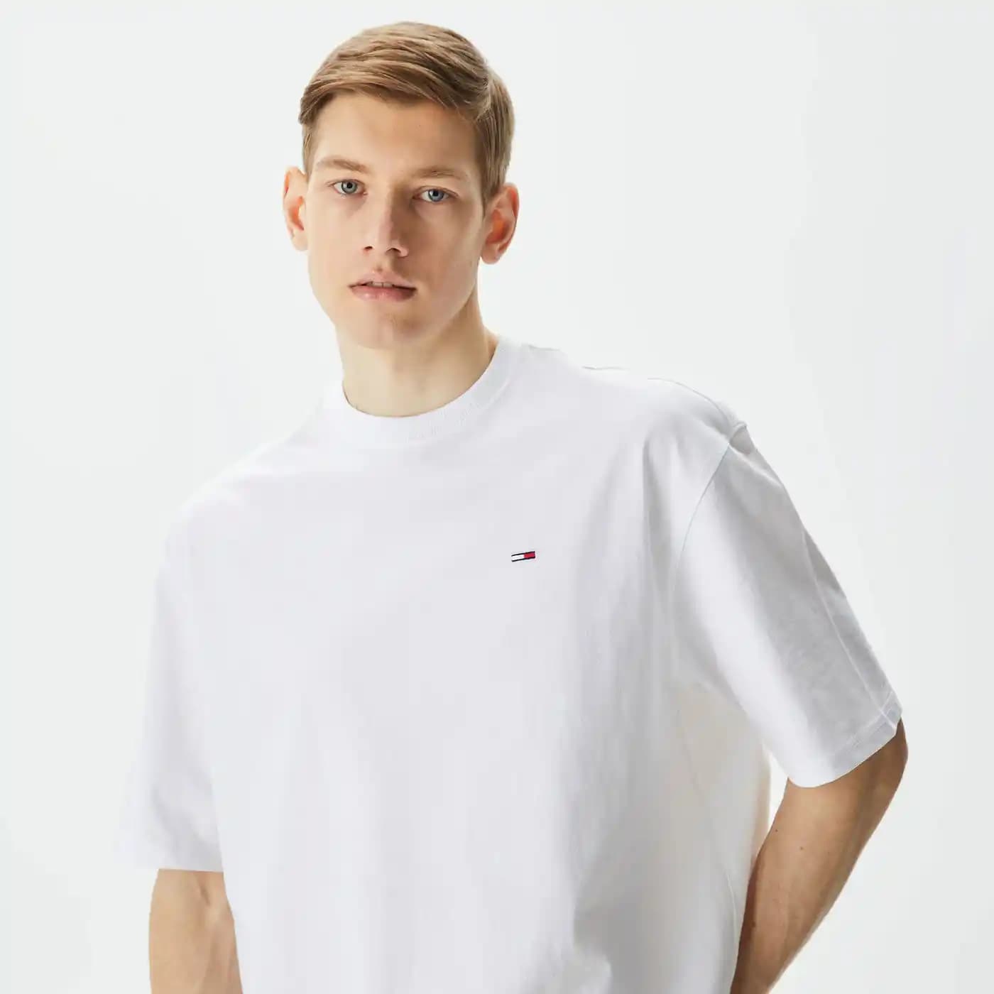 Tommy Hilfiger Erkek Beyaz Tişörtler: Modern ve Zamansız Şıklık İçin Temel Parça