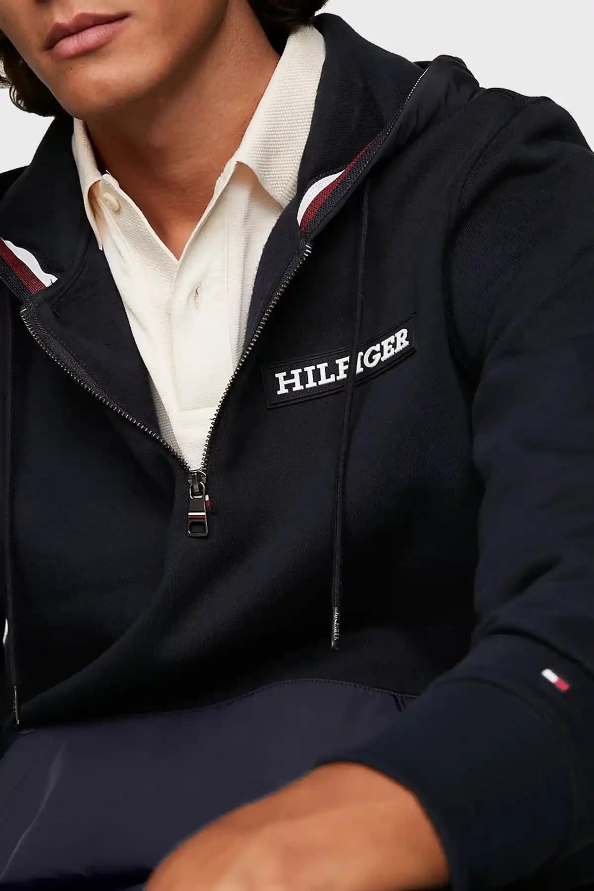 Tommy Hilfiger Erkek Sweatshirtleri: Şıklık ve Rahatlığın Modern Buluşması