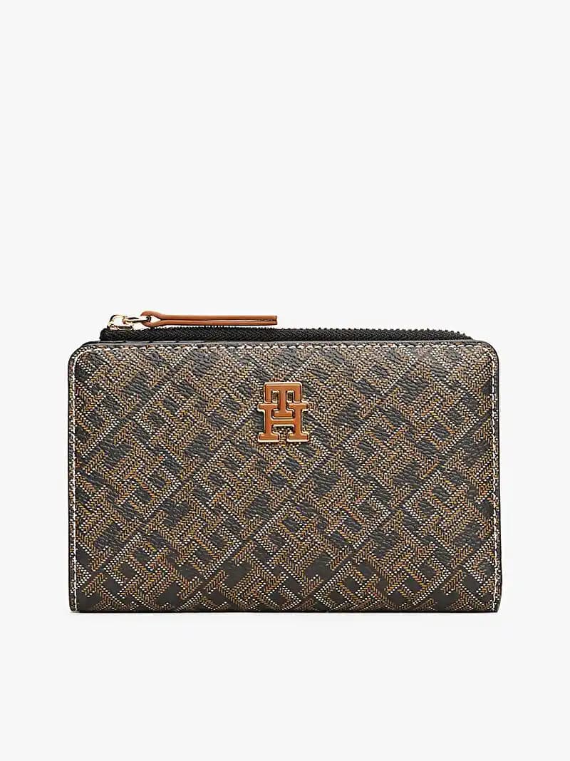 Tommy Hilfiger Kadın Cüzdanları: Şıklık ve Fonksiyonelliğin Modern Buluşması