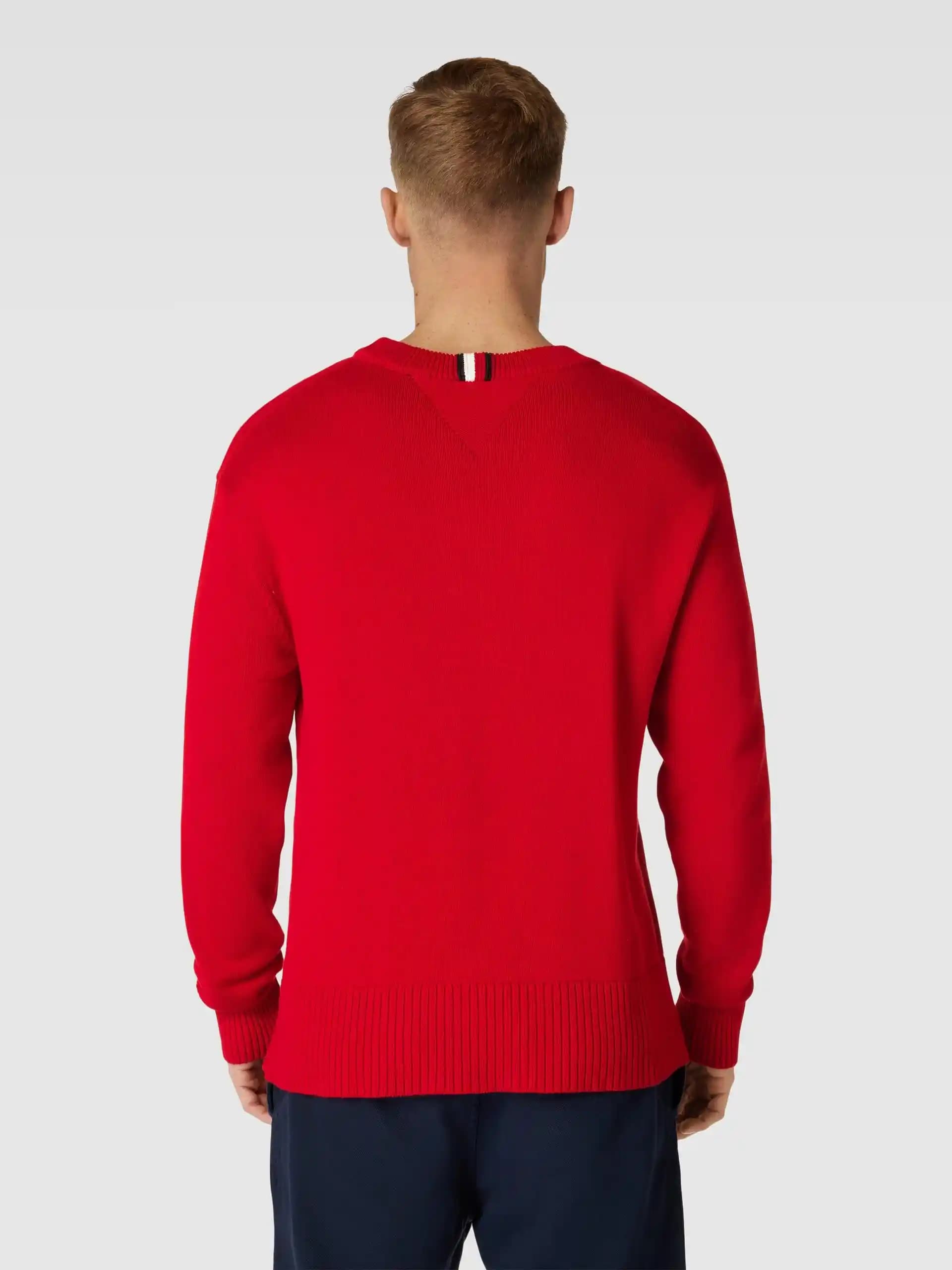 Tommy Hilfiger Kırmızı Kazak Modasında Renk ve Stil Buluşması