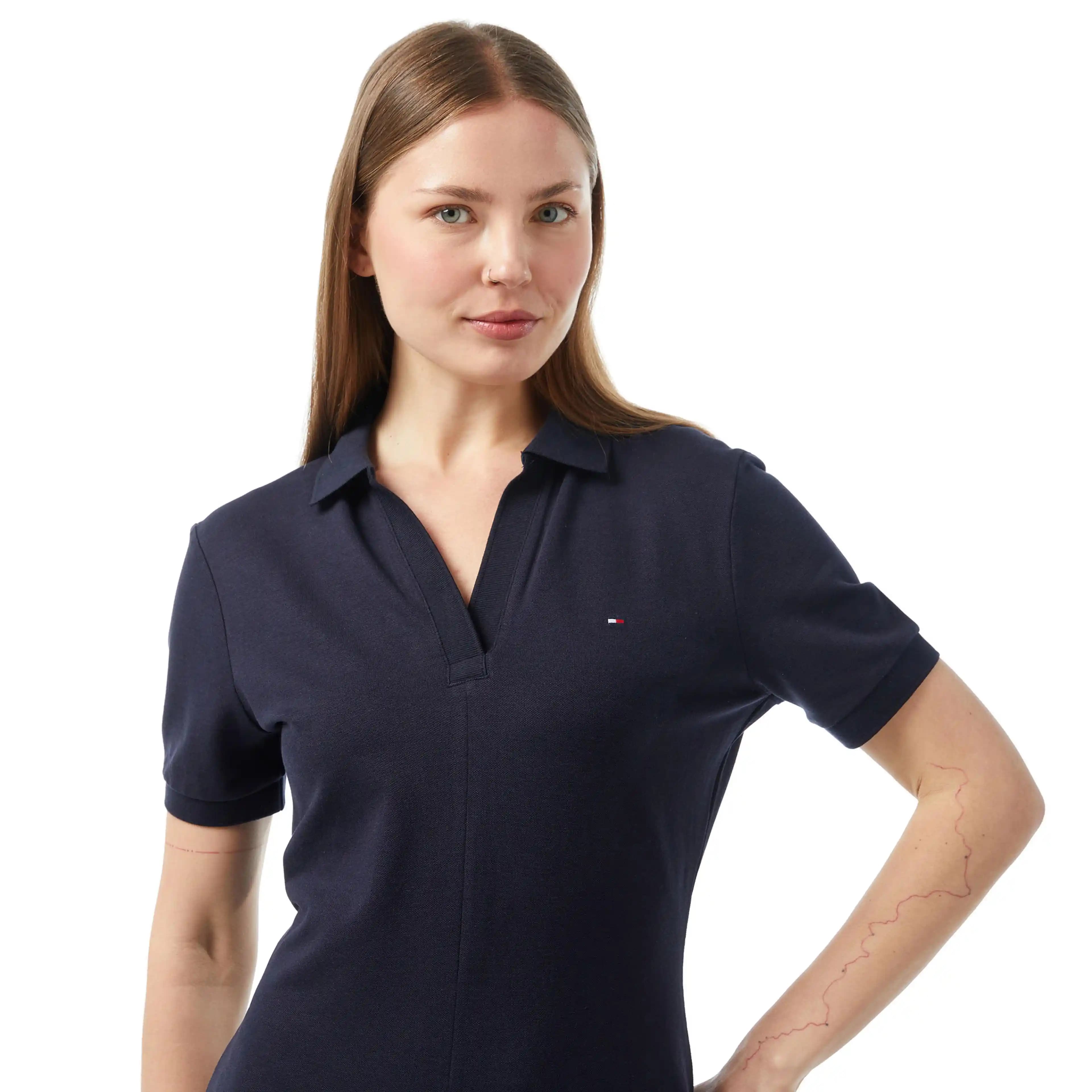 Tommy Hilfiger Lacivert Elbise: Şıklık ve Zarafetin Modern Temsilcisi