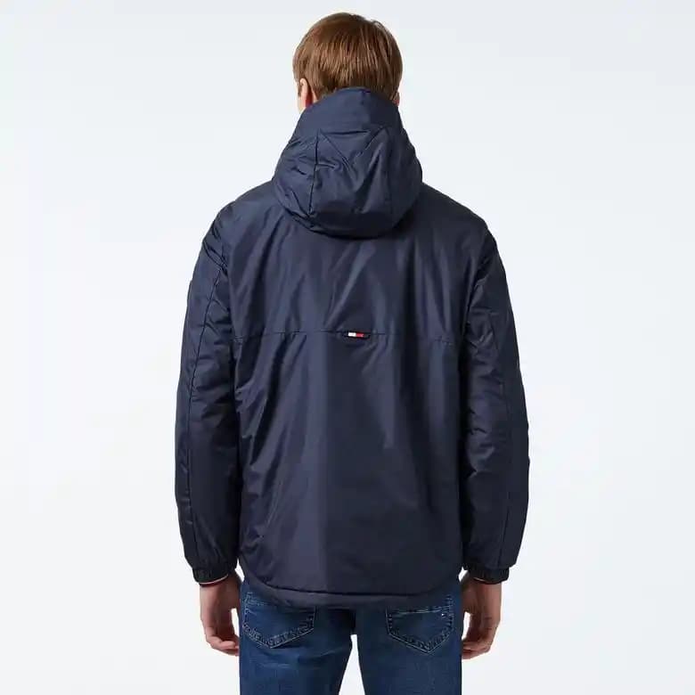 Tommy Hilfiger Mavi Mont Koleksiyonu: Stil ve Fonksiyonelliğin Modern Buluşması