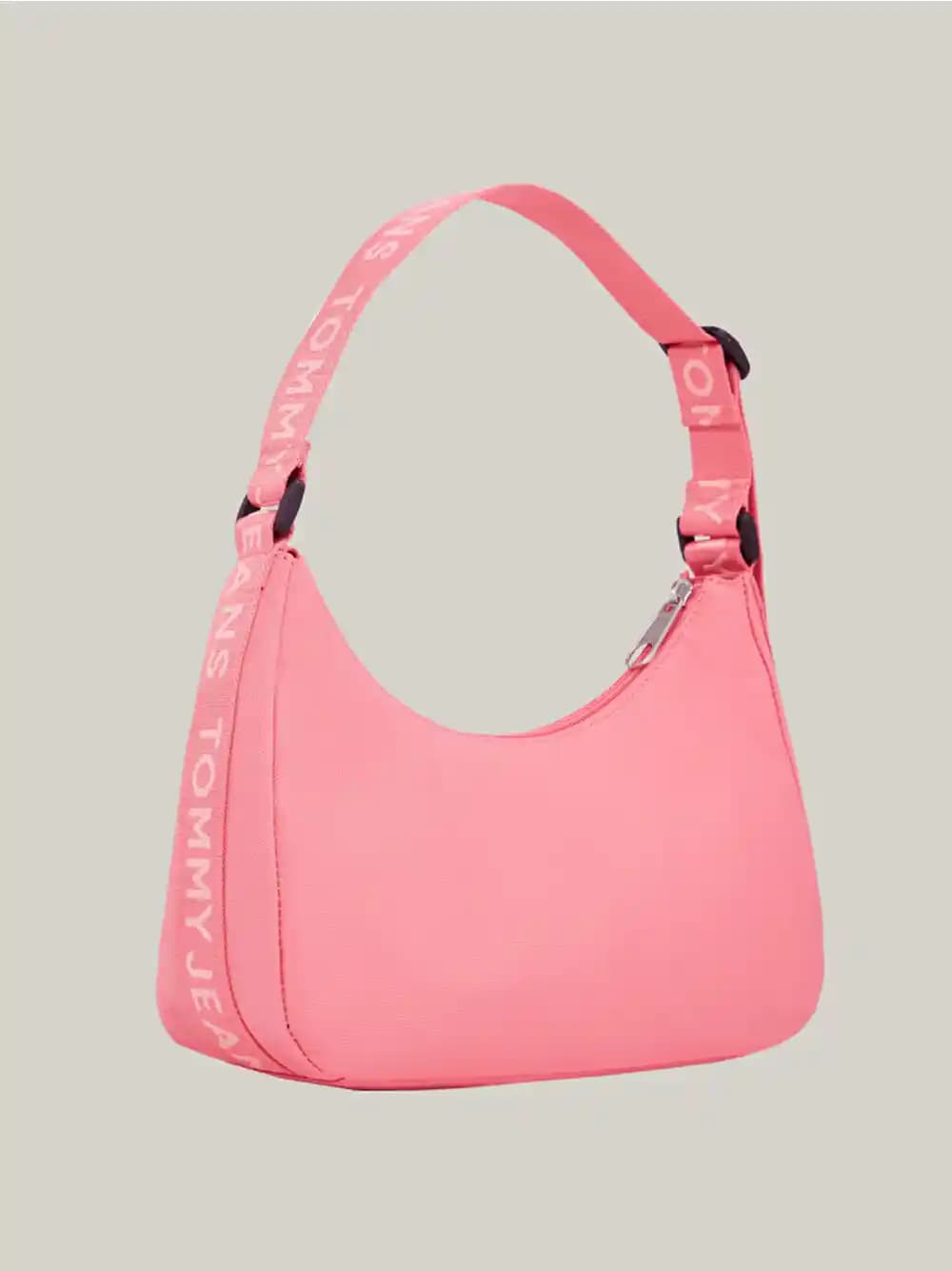 Tommy Hilfiger Omuz Çantaları: Şıklık ve Fonksiyonelliğin Modern Buluşması