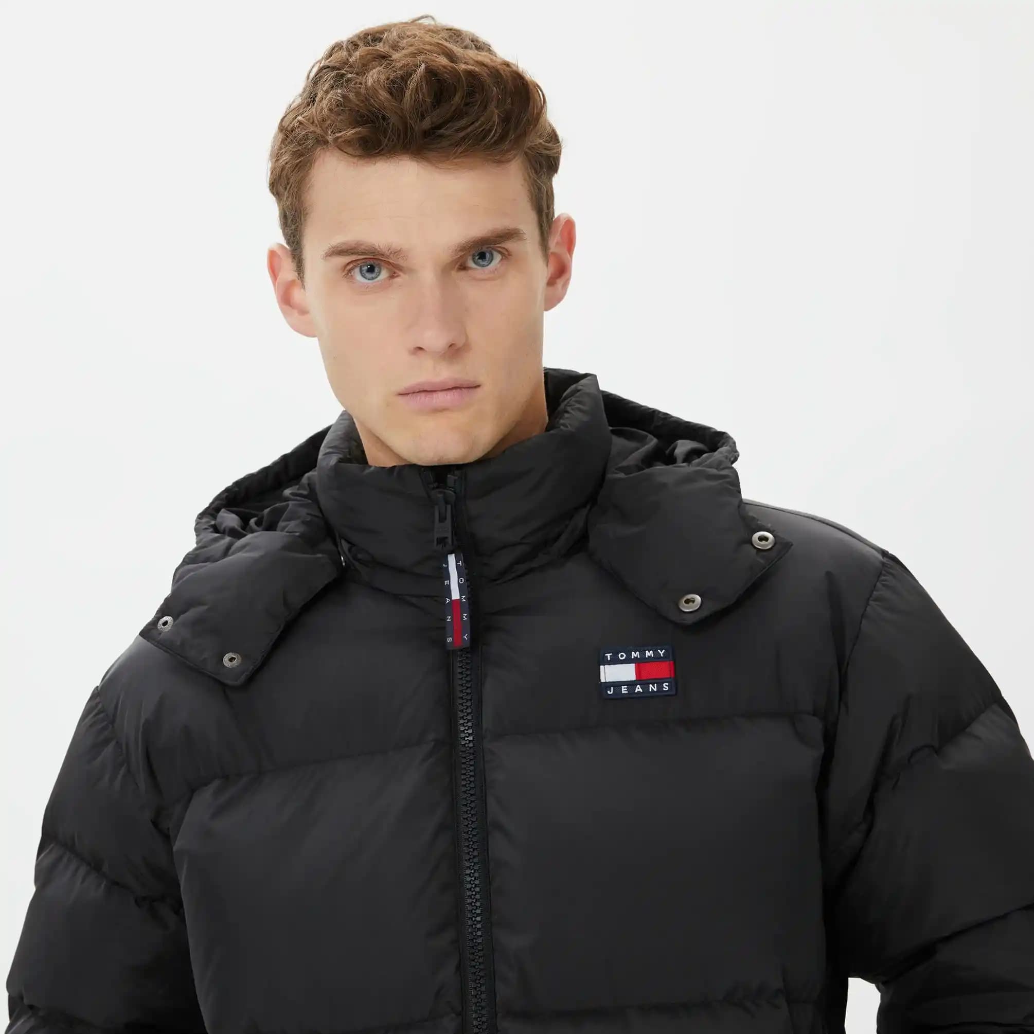 Tommy Hilfiger Puffer Mont Koleksiyonu: Moda ve Fonksiyonelliğin Şık Buluşması