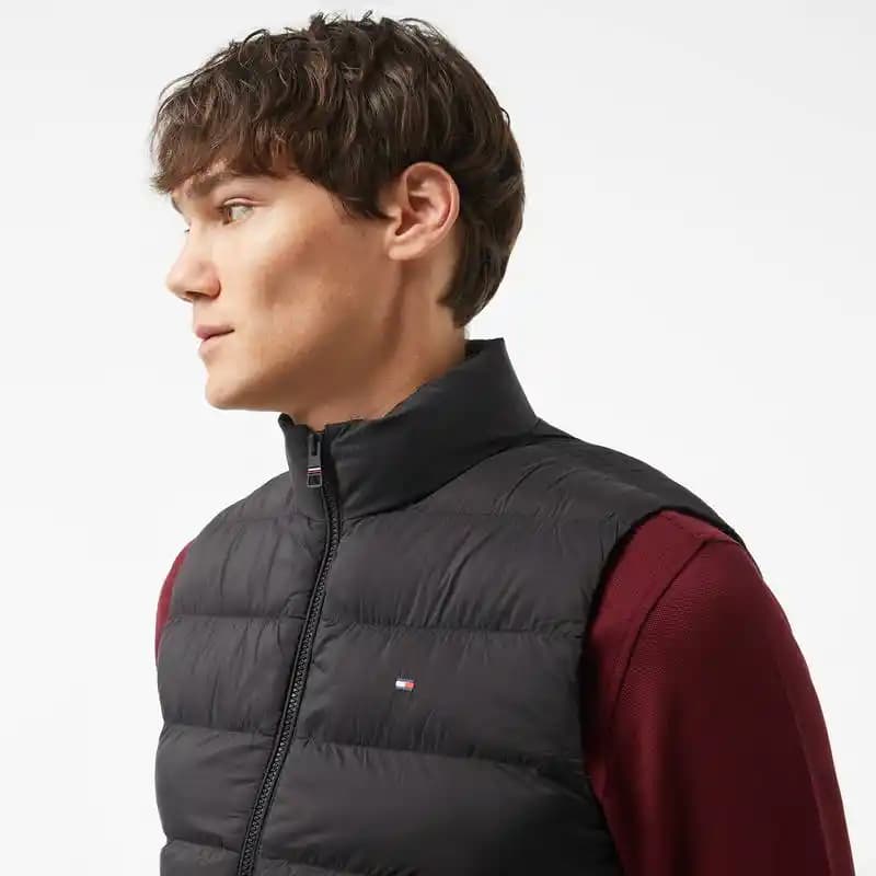 Tommy Hilfiger Şişme Yelek: Modern Tasarım ve Çok Yönlü Kullanım İmkanı