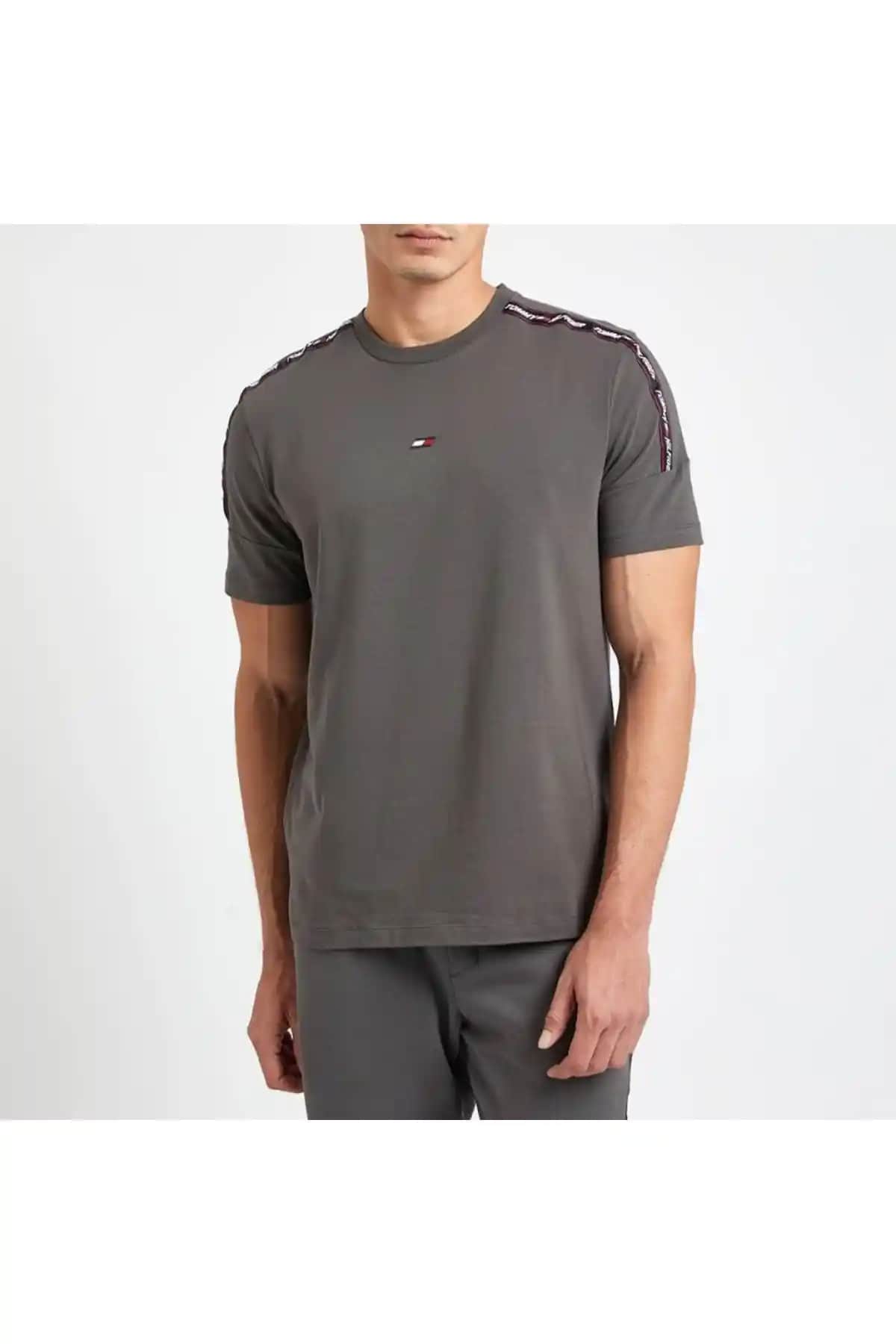 Tommy Hilfiger Tişörtleri: Güncel Trendler ve Moda Dünyasında Şıklık Rehberi