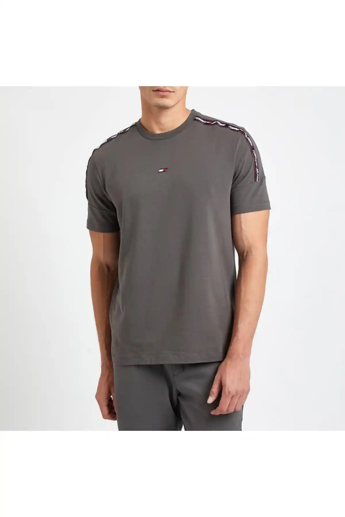 Tommy Hilfiger Tişörtleri: Güncel Trendler ve Moda Dünyasında Şıklık Rehberi