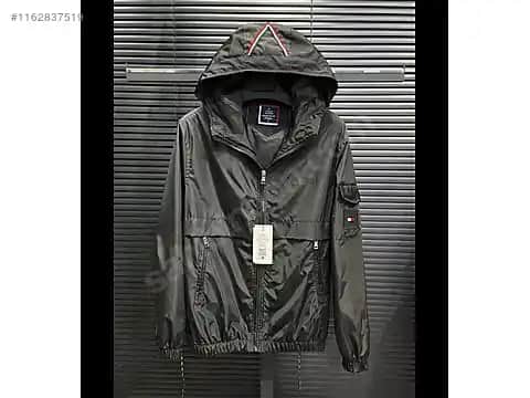 Tommy Hilfiger Yazlık Mont Koleksiyonu: Şıklık ve Konforun Modern Buluşması