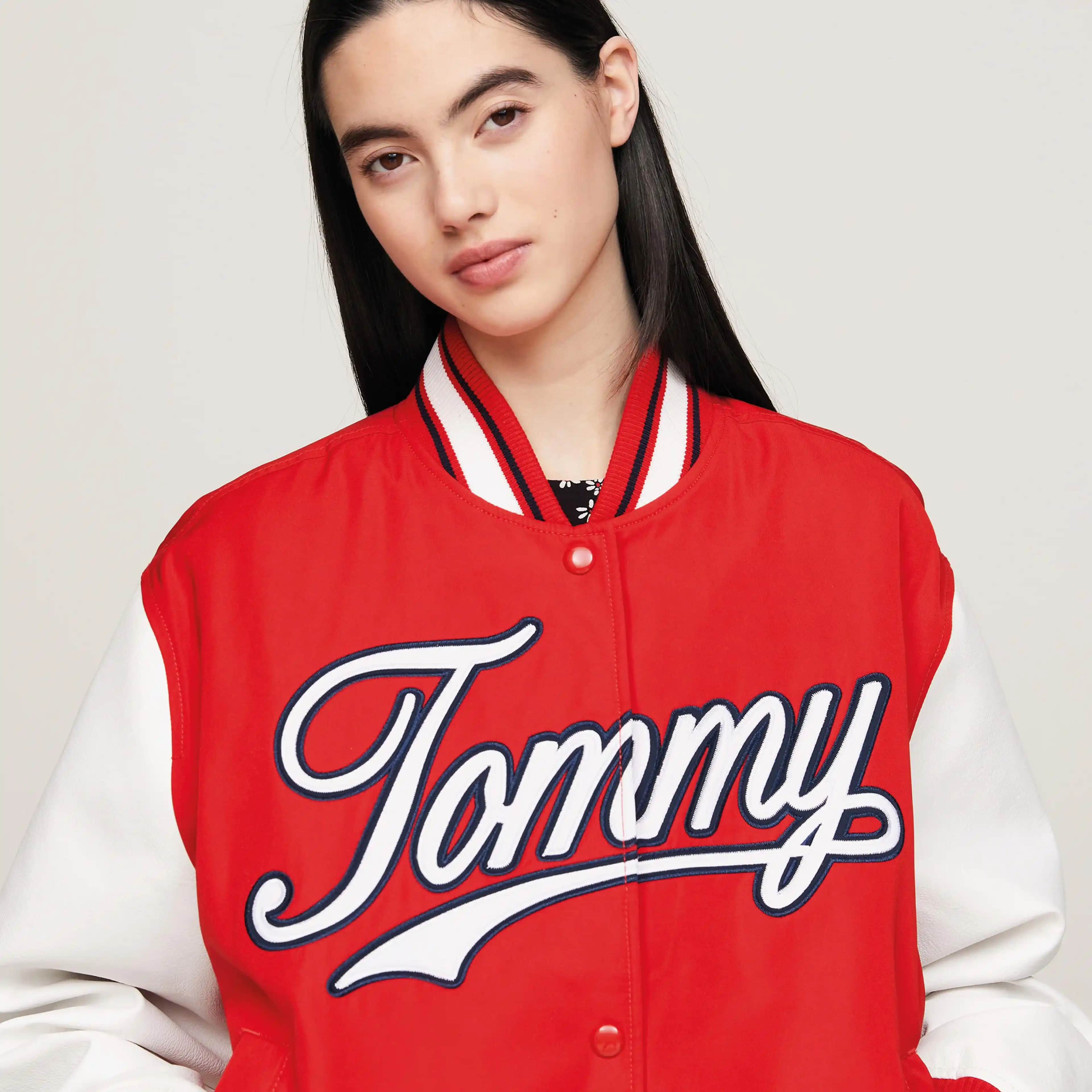 Tommy Jeans Ceketleri: Modern Tasarımlar ve Moda Dünyasında Kendine Has Yeri