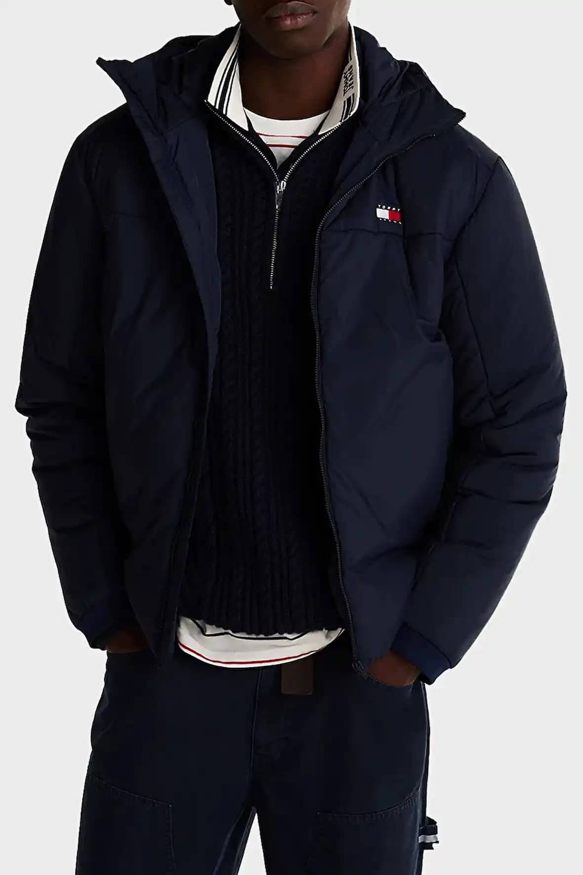 Tommy Jeans Erkek Mont Koleksiyonu: Şıklık ve Fonksiyonellik Bir Arada