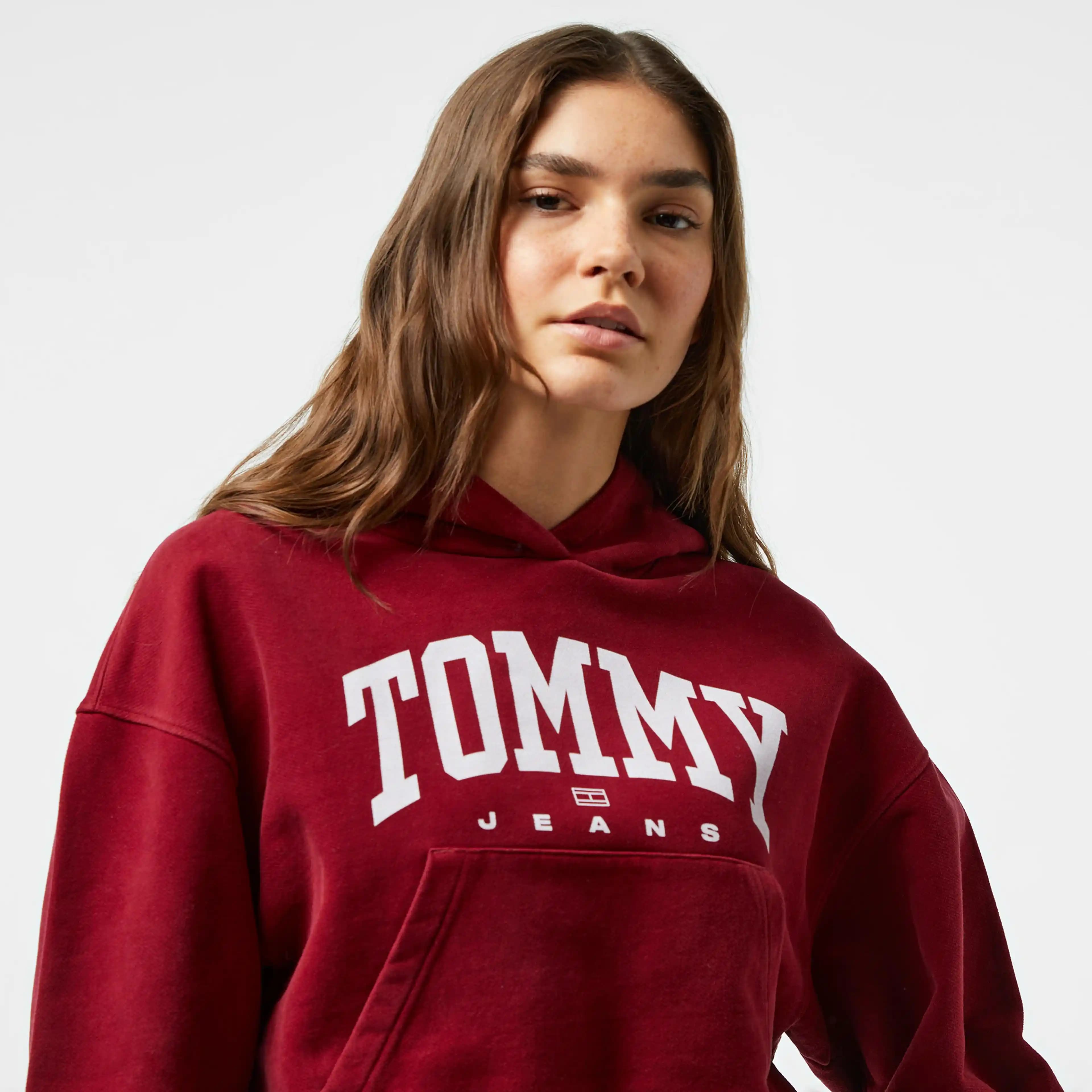 Tommy Jeans Kadın Sweatshirt Koleksiyonu: Moda ve Konforun Modern Buluşması