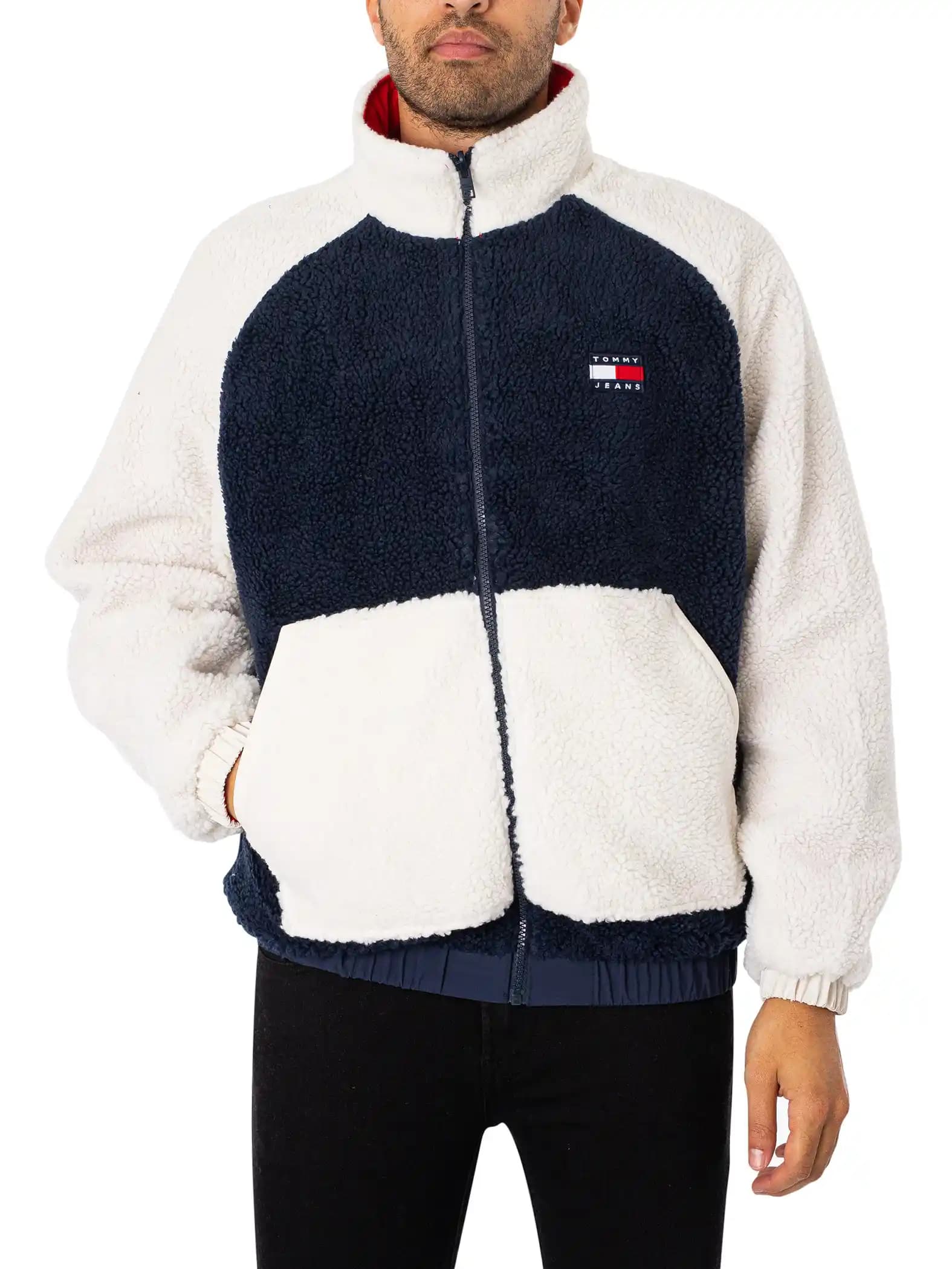 Tommy Jeans Reversible Sherpa Ceketler: Çok Yönlü ve Moda Dünyasında Öne Çıkan Parçalar