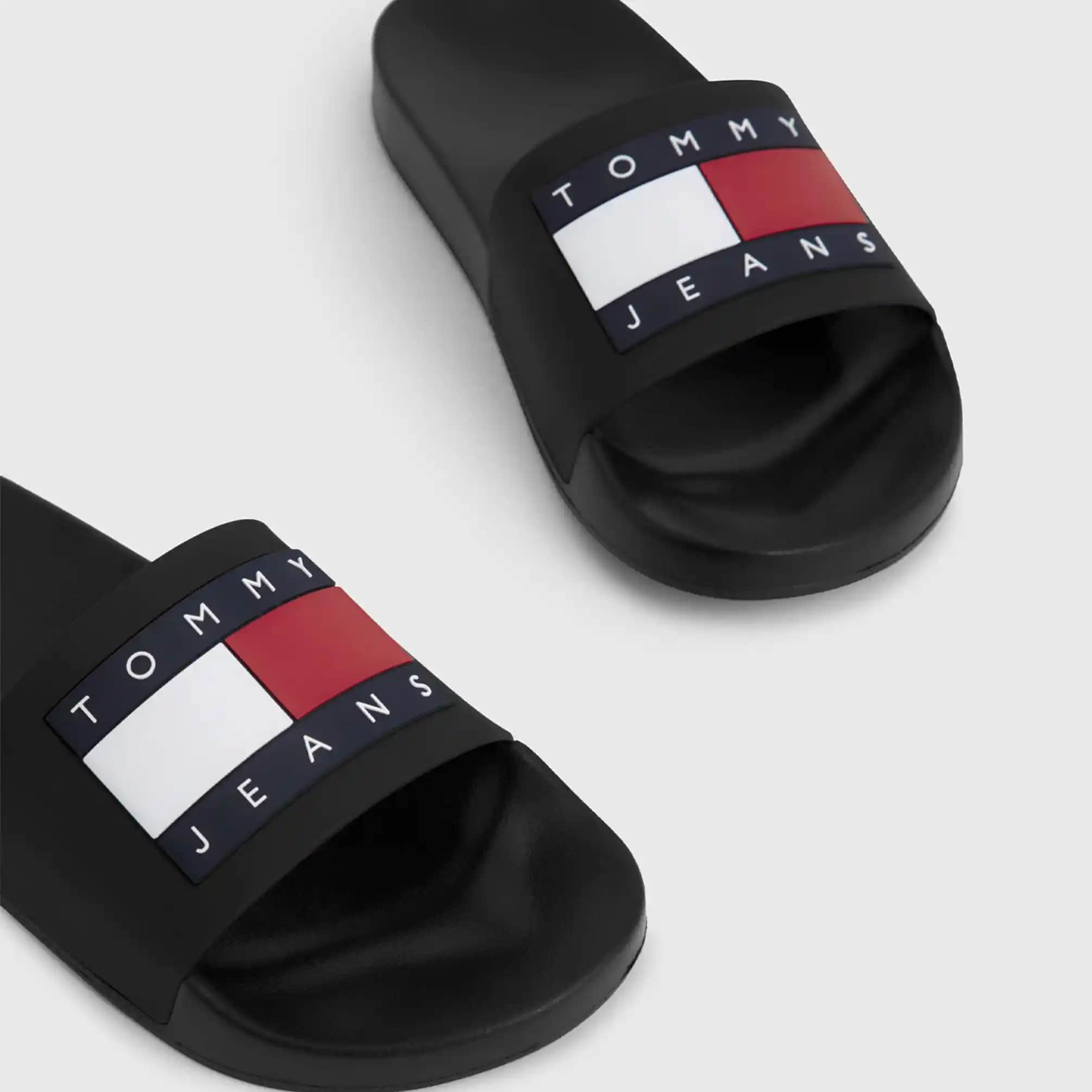 Tommy Jeans Terlikleri: Günlük Şıklık ve Konforu Bir Arada Sunan Moda Seçeneği