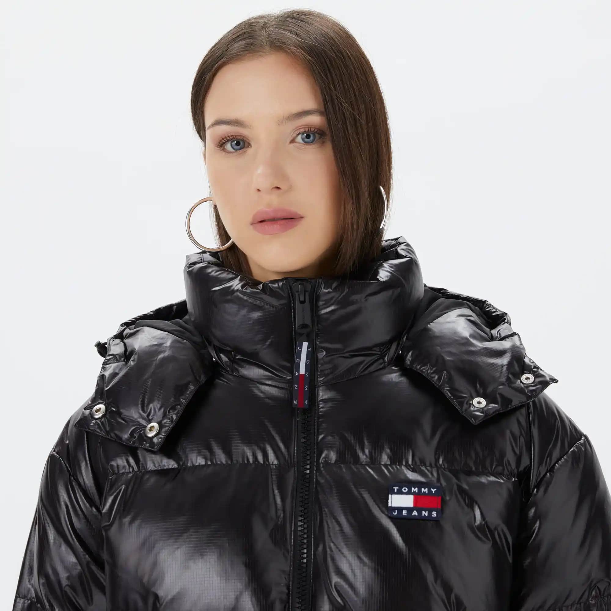 Tommy Kadın Montları: Şıklık ve İşlevselliği Bir Arada Sunan Modern Koleksiyon