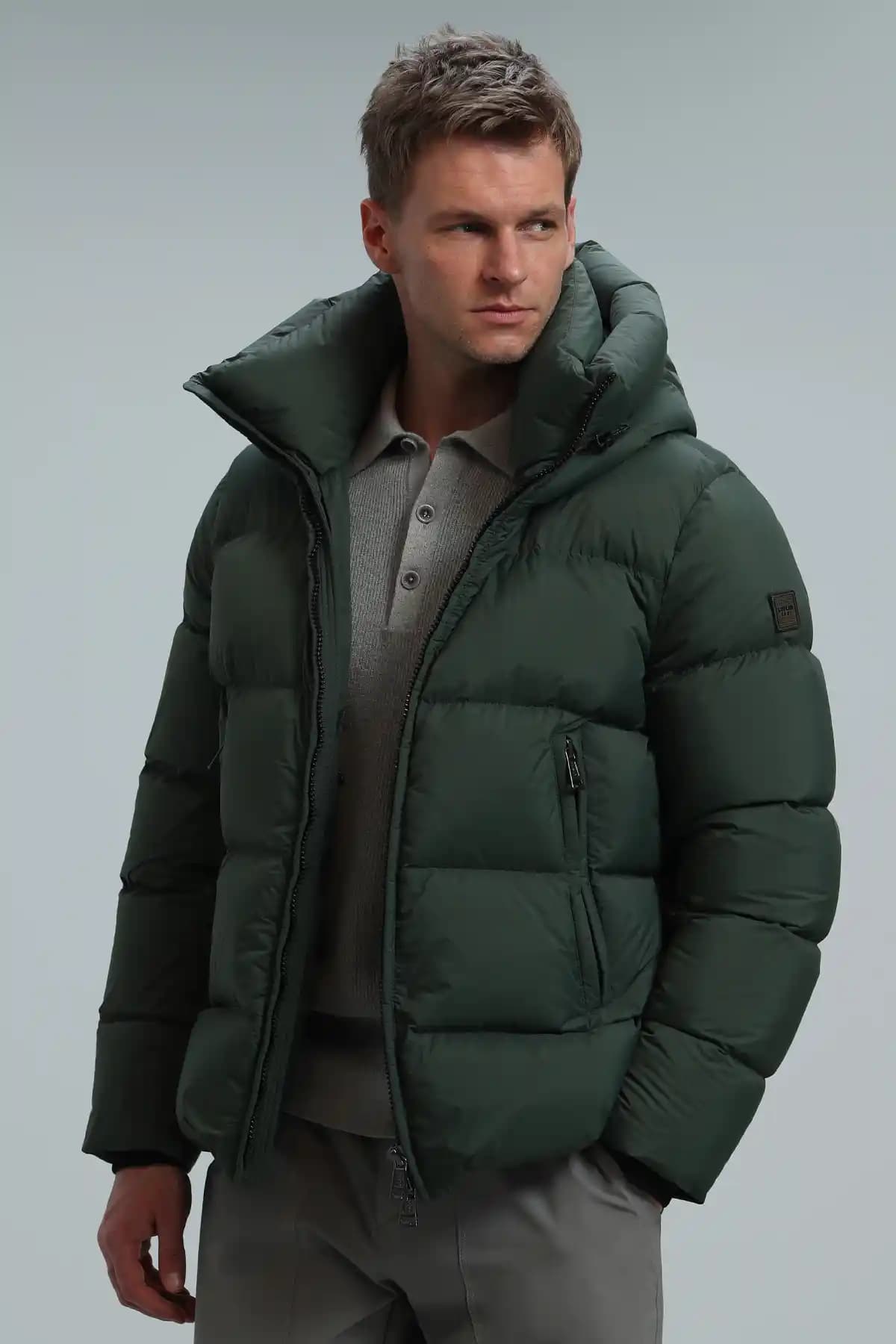 Tommy Kaz Tüyü Mont ile Şıklık ve Fonksiyonelliğin Modern Buluşması