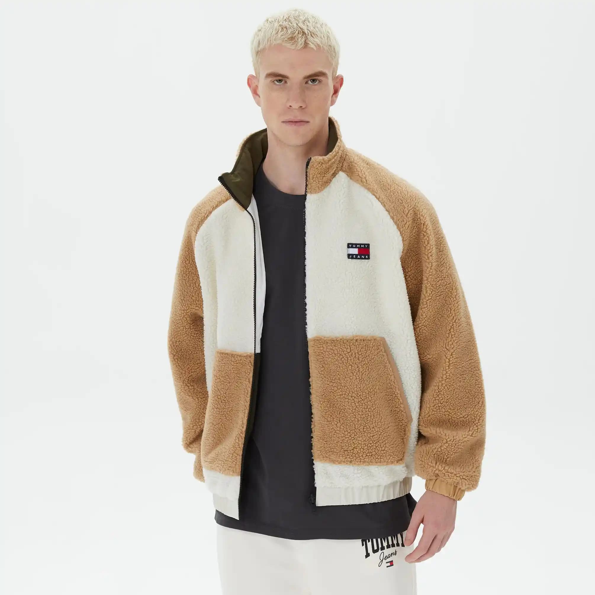 Tommy Sherpa Ceket: Moda Trendlerinde Sıcaklık ve Şıklık Sunan Kışlık Ürün