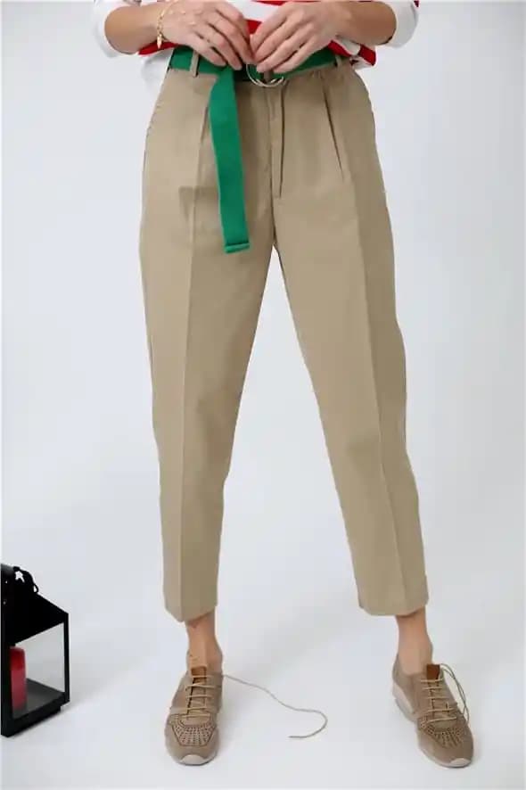 Toprak Rengi Pantolon Modada Doğallık ve Şıklığın Kalıcı Tercihi