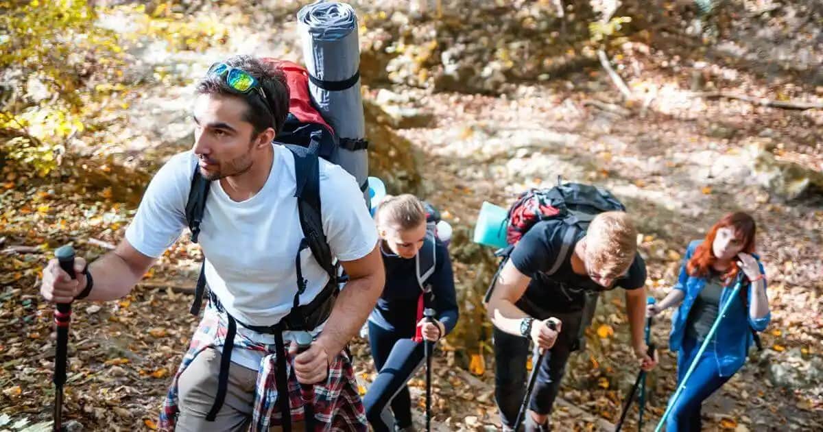 Trekking Kıyafetleri Seçimi ve Moda Trendleri: Doğa ile Uyumlu Konforlu Giyim Rehberi