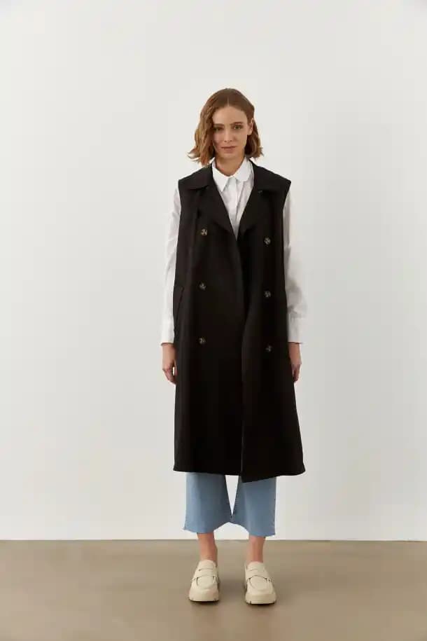 Trenç Yelek Modasında Zamansız Şıklık ve Fonksiyonellik Rehberi