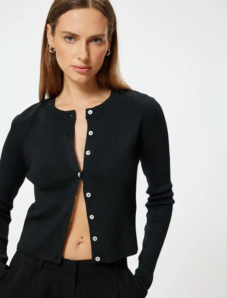 Triko Düğmeli Hırka Modada Sıcak ve Şık Bir Seçenek Olarak Öne Çıkıyor