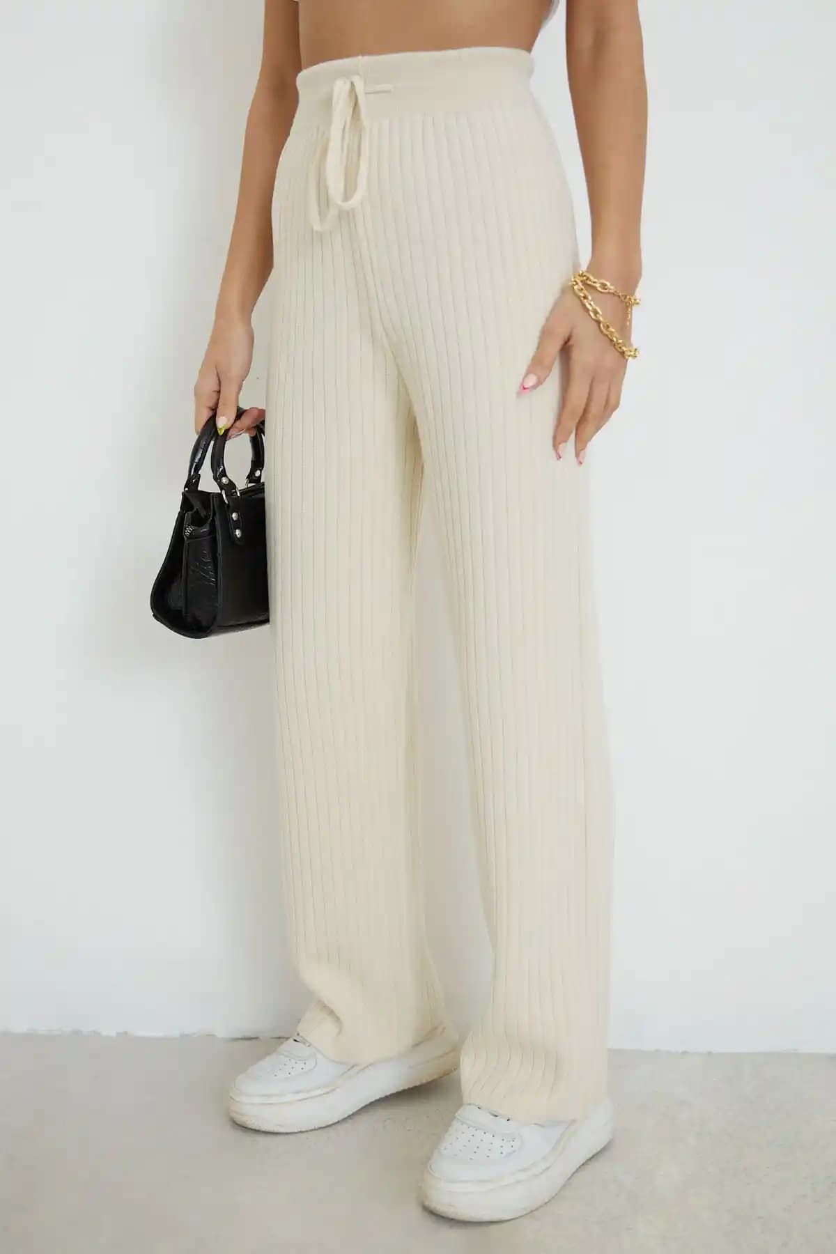 Triko Pantolonlar: Moda ve Konforu Bir Arada Sunan Güncel Kış Giyim Parçası