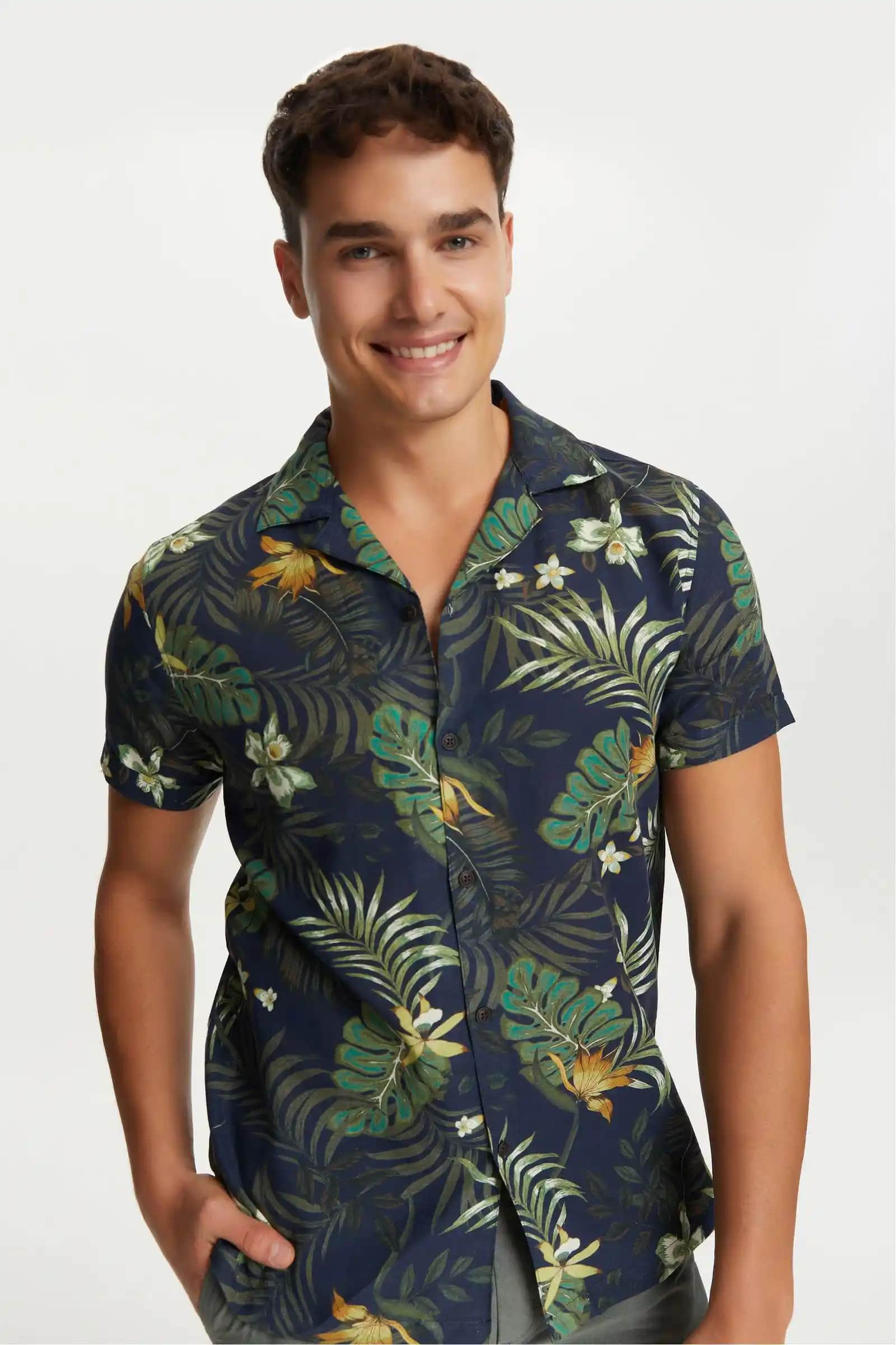 Tropikal Gömleklerle Yaz Modasının Renkli ve Şık Dünyası