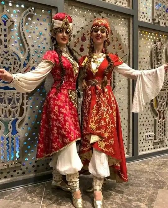 Türkiye Kıyafetleri: Gelenekten Moderne Türk Moda Tasarımlarının Gelişimi ve Kültürel Önemi