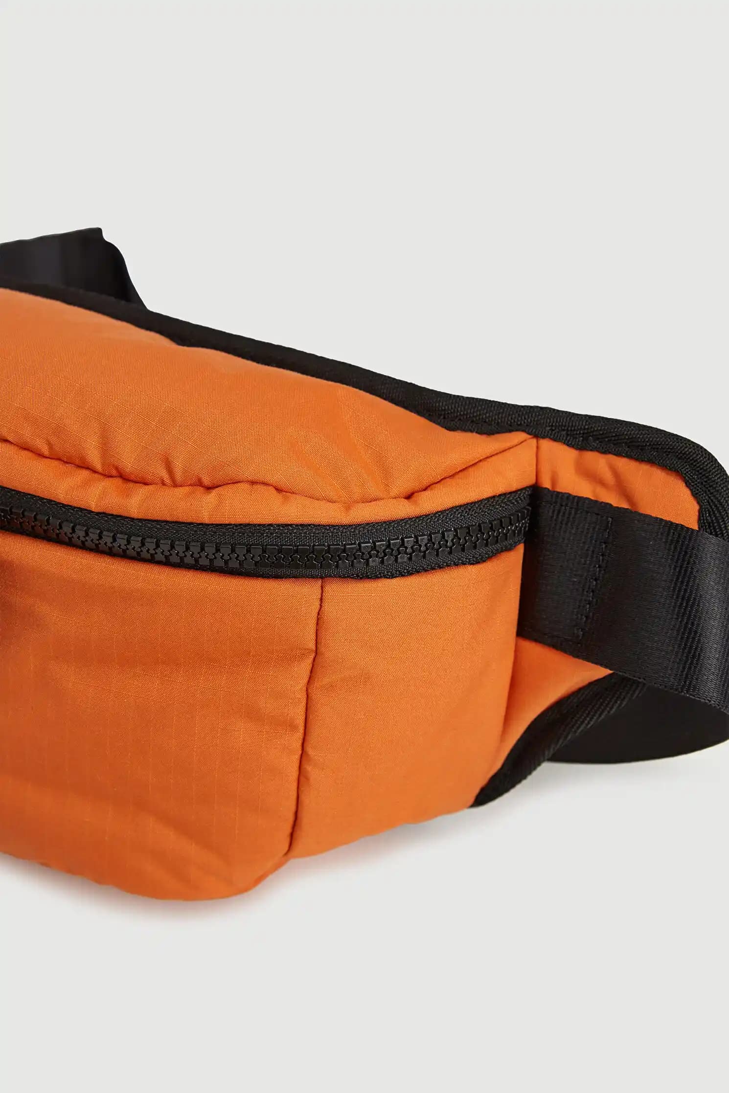 Turuncu Bel Çantası Modada Renk ve Tasarımın Şıklık Sırrı