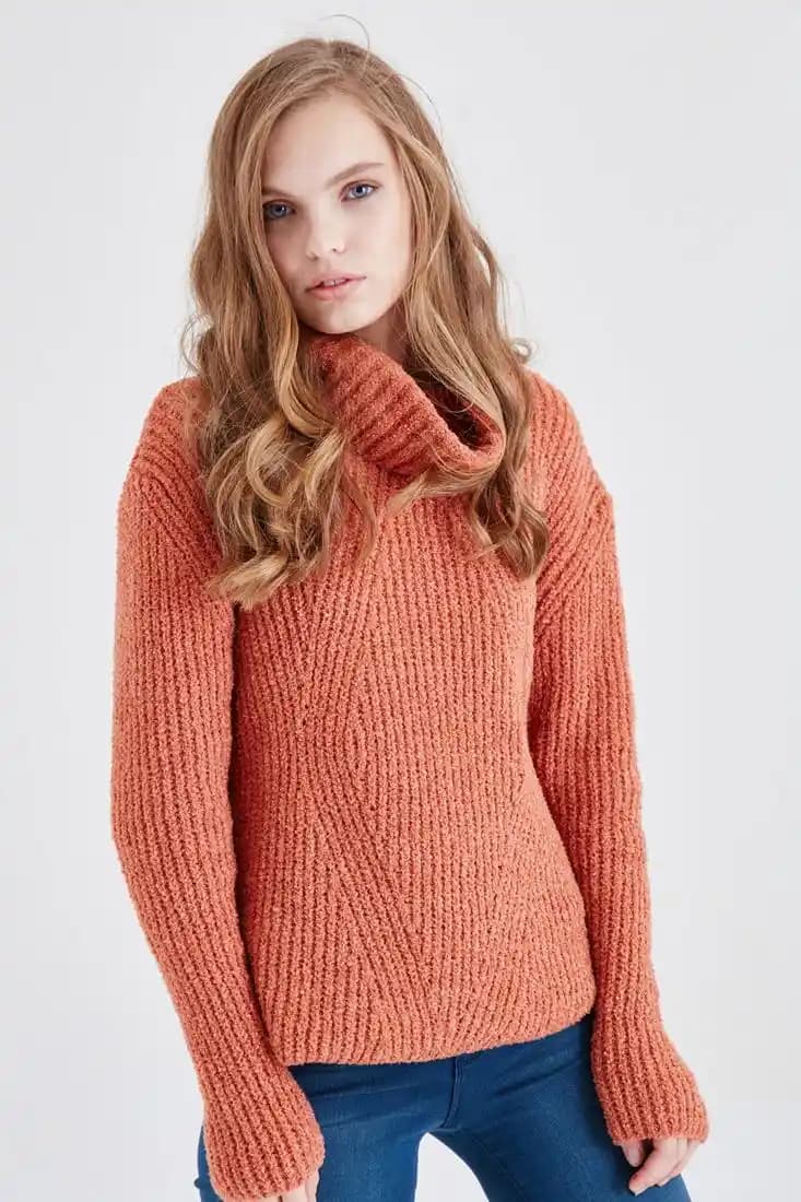 Turuncu Boğazlı Kazak: Kışın Renkli ve Şık Bir Seçenek Analizi ve Moda İpuçları