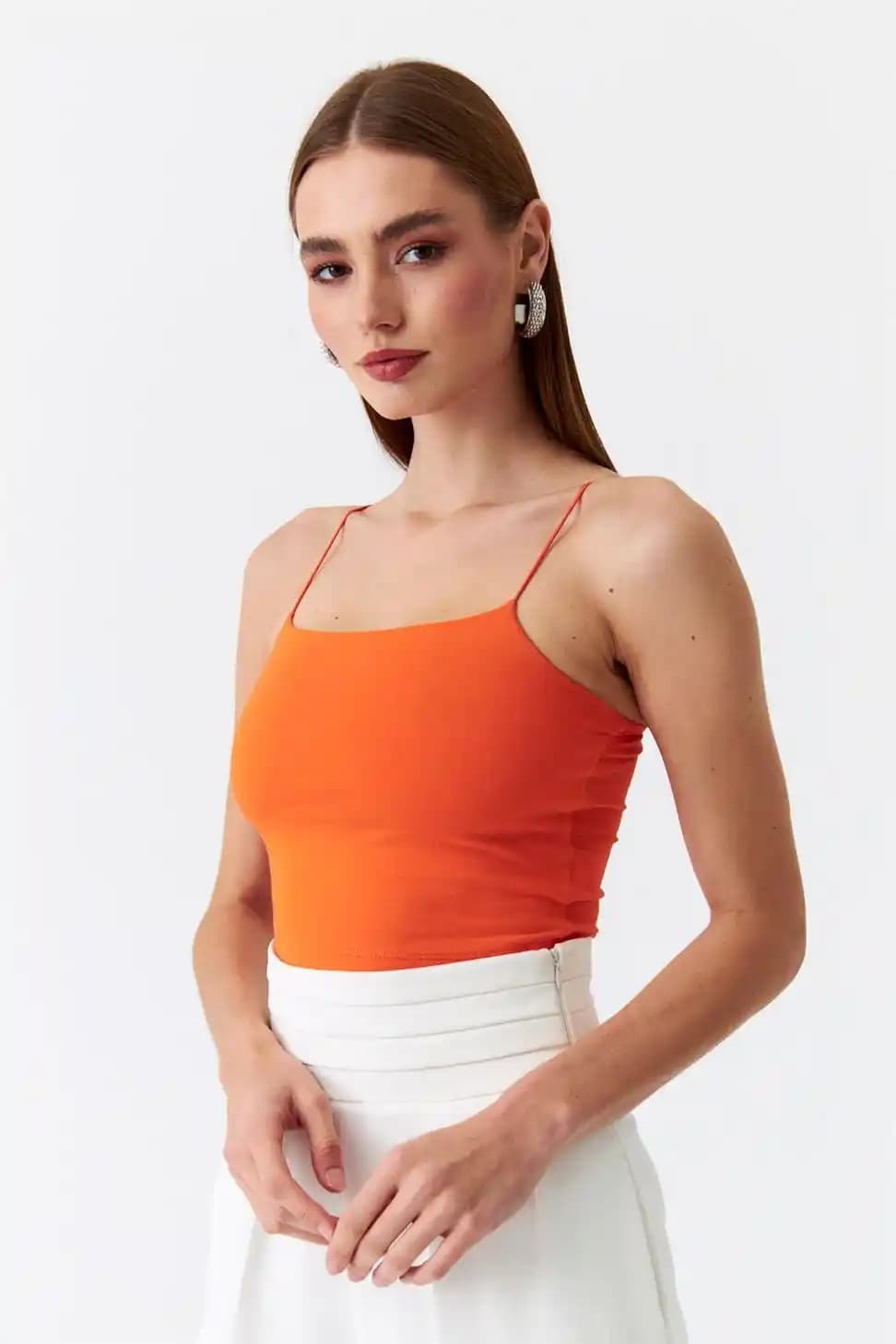Turuncu Crop Top ile Modern ve Çekici Tarzlar Yaratmanın Yolları