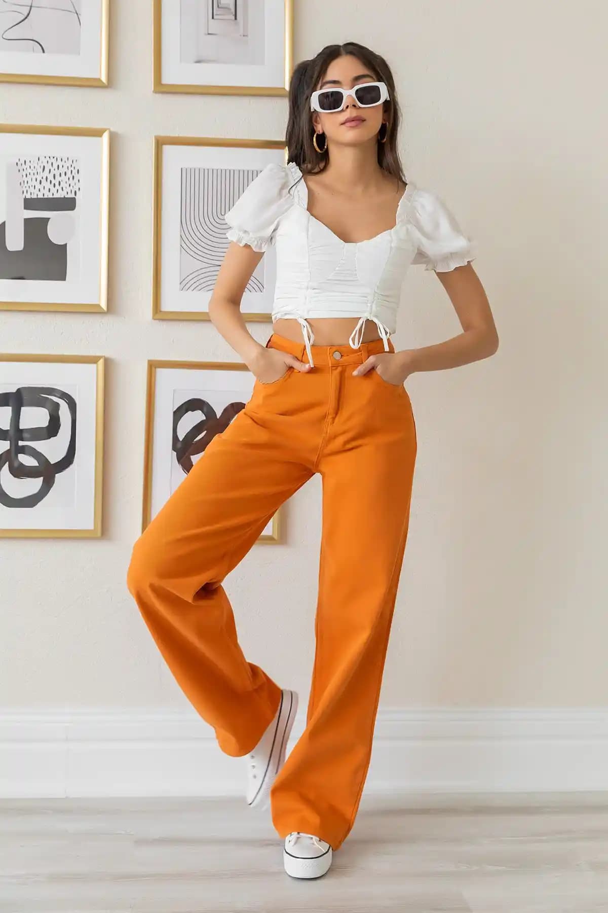 Turuncu Jeanler Moda Dünyasında Canlı ve Cesur Bir Tarz İfadesi