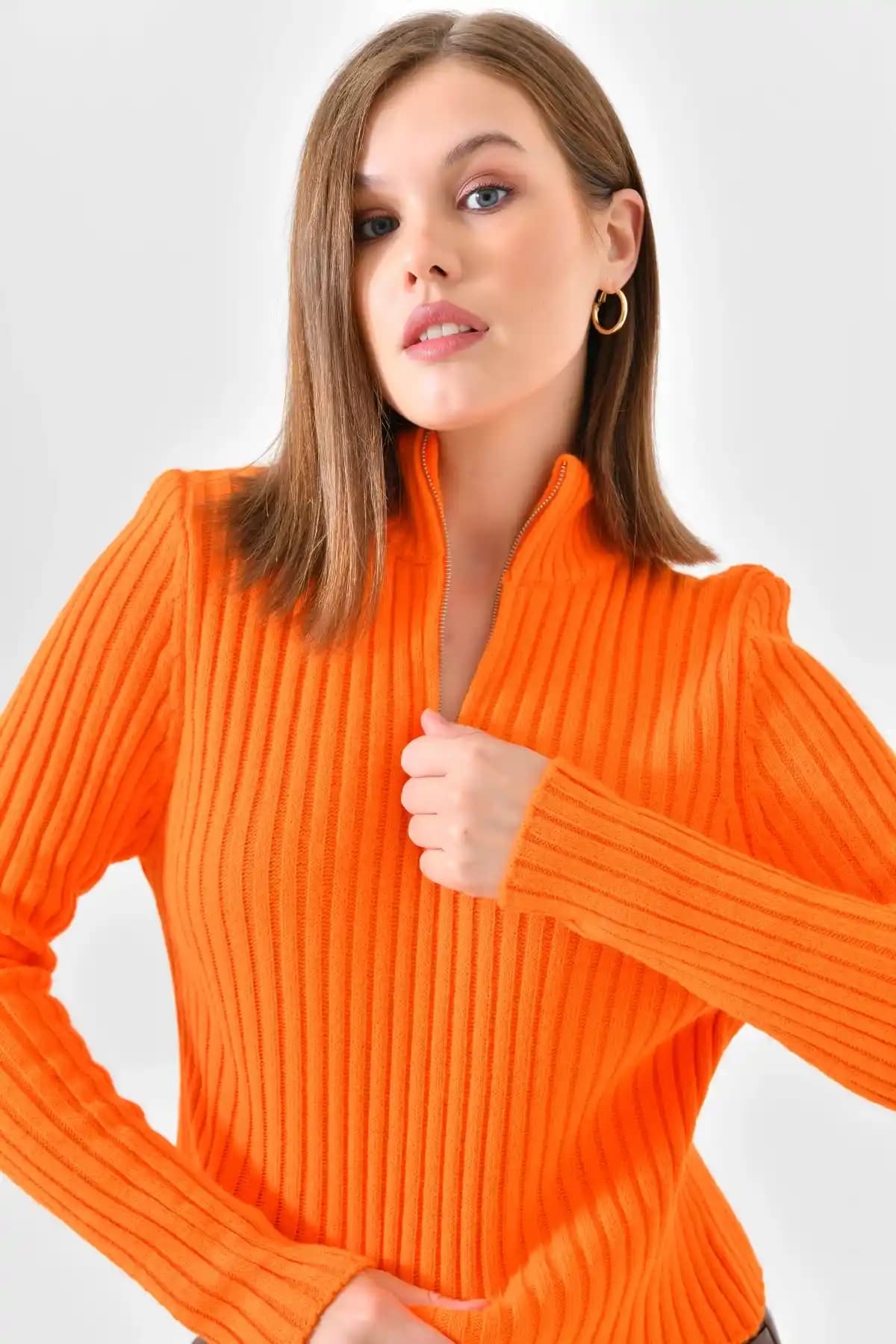 Turuncu Kazak Modasında Güncel Trendler ve Kombinasyon Önerileri