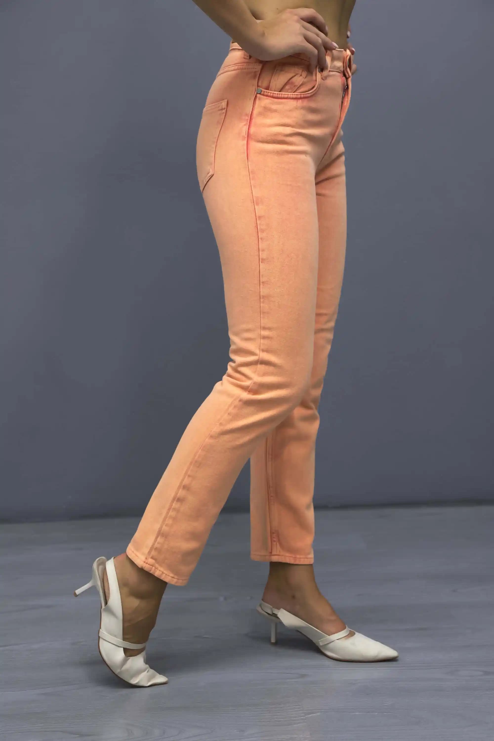 Turuncu Kot Pantolon: Moda Trendleri ve Kombinasyon Önerileri ile Stilinizde Fark Yaratın