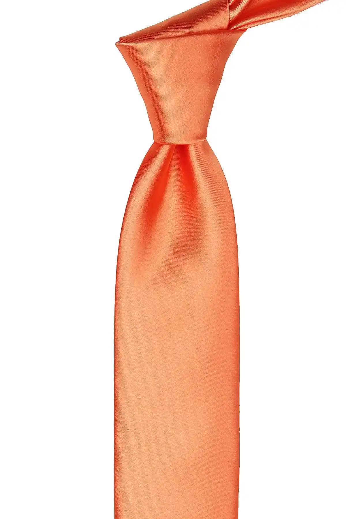 Turuncu Kravat: Moda Dünyasında Enerjik ve Cesur Bir Stil İfadesi