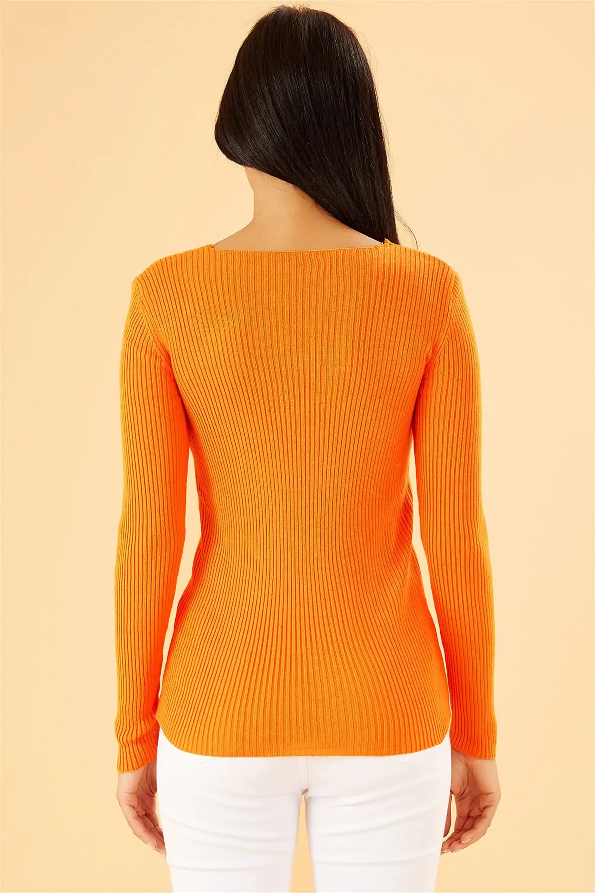 Turuncu Triko ile Moda Dünyasında Canlı ve Şık Tarzlar Yaratma Rehberi