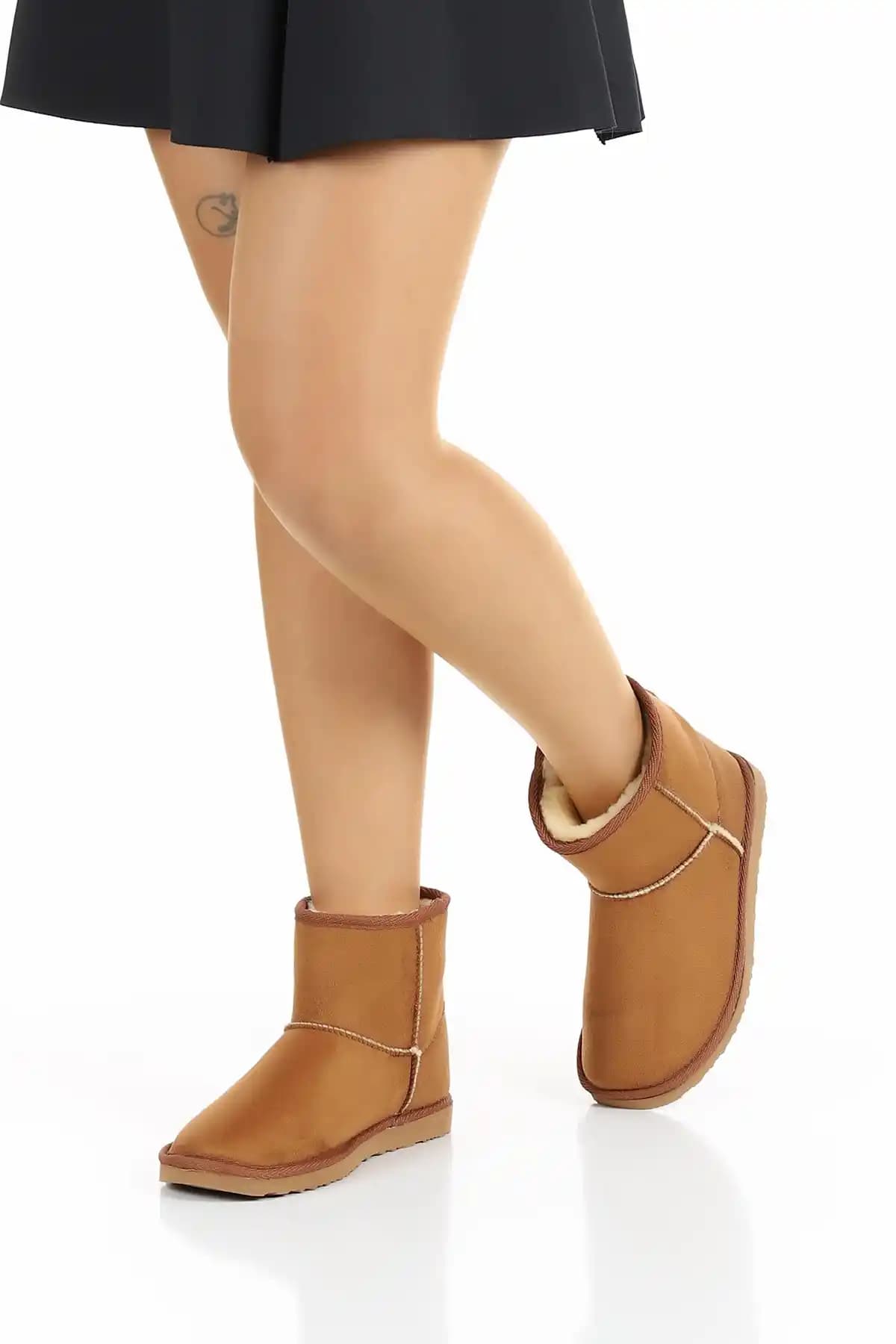 Tüylü Botlar Moda Dünyasında Sıcak ve Şık Bir Trend Analizi ve Kombin Önerileri