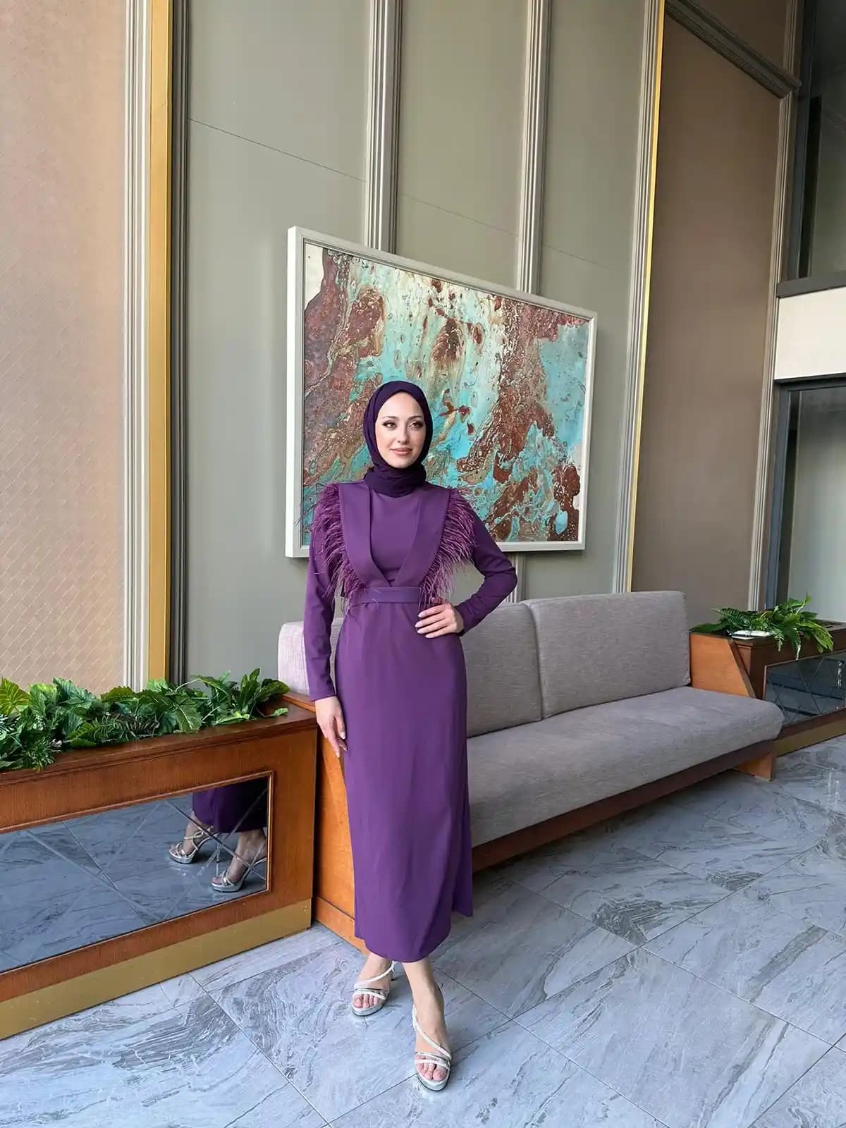 Tüylü Elbise Modelleriyle Şıklık ve Zarafeti Yakalayın Güncel Moda Trendleri