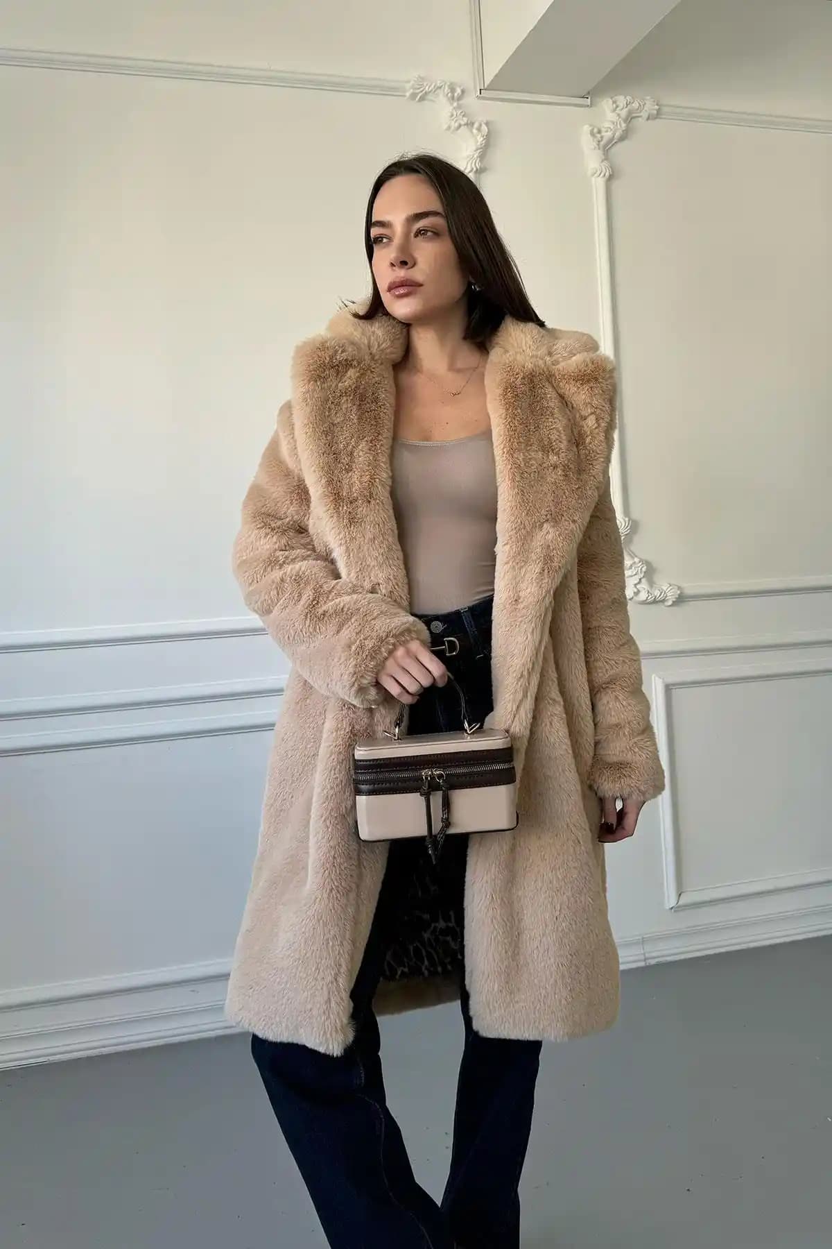 Tüylü Kabanlar Moda Dünyasında Sıcacık ve Şık Bir Trend Analizi