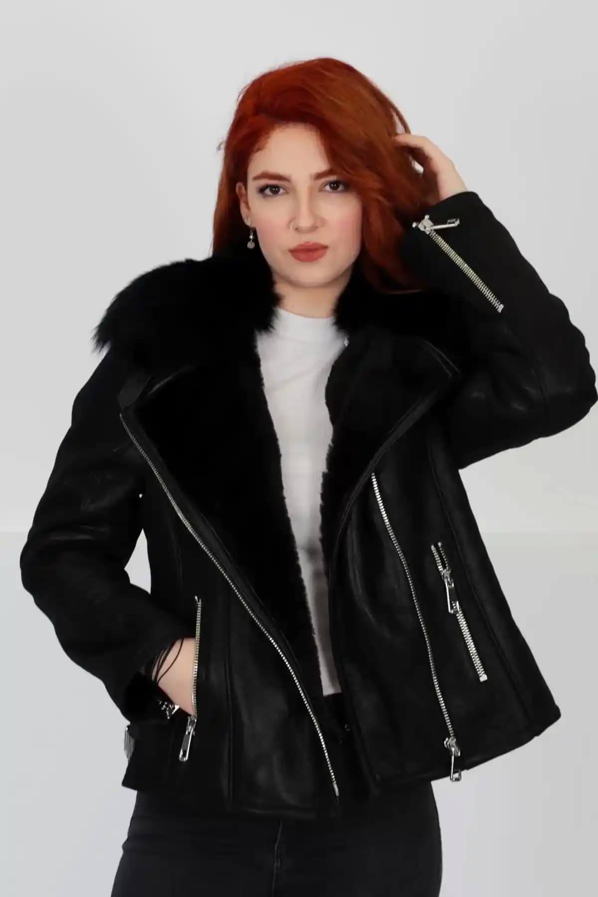 Tüylü Montlar Moda Dünyasında Sıcak ve Şık Bir Trend Olarak Öne Çıkıyor