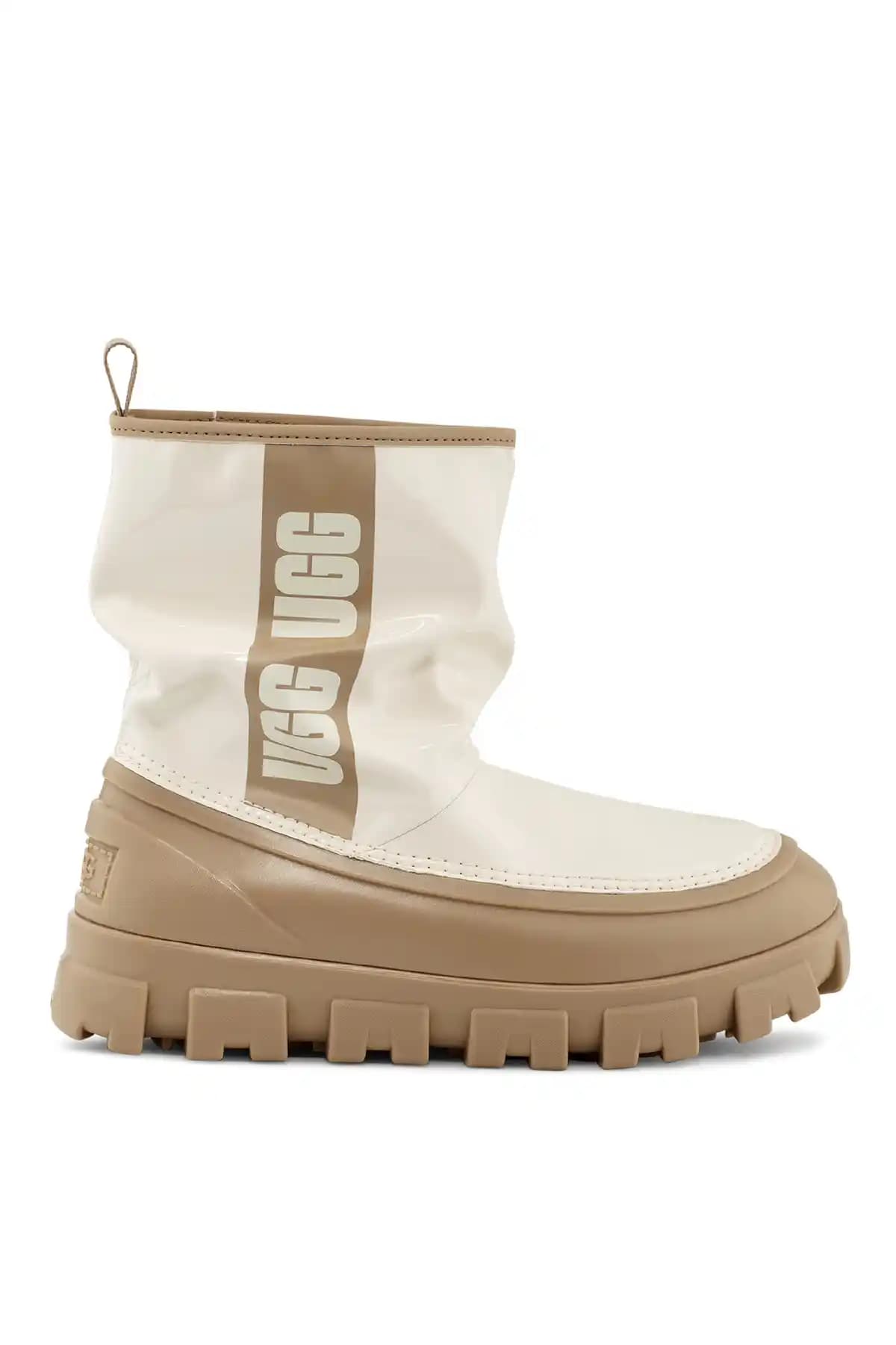 UGG Ev Botları Moda Dünyasında Konfor ve Şıklığın Simgesi Olmaya Devam Ediyor