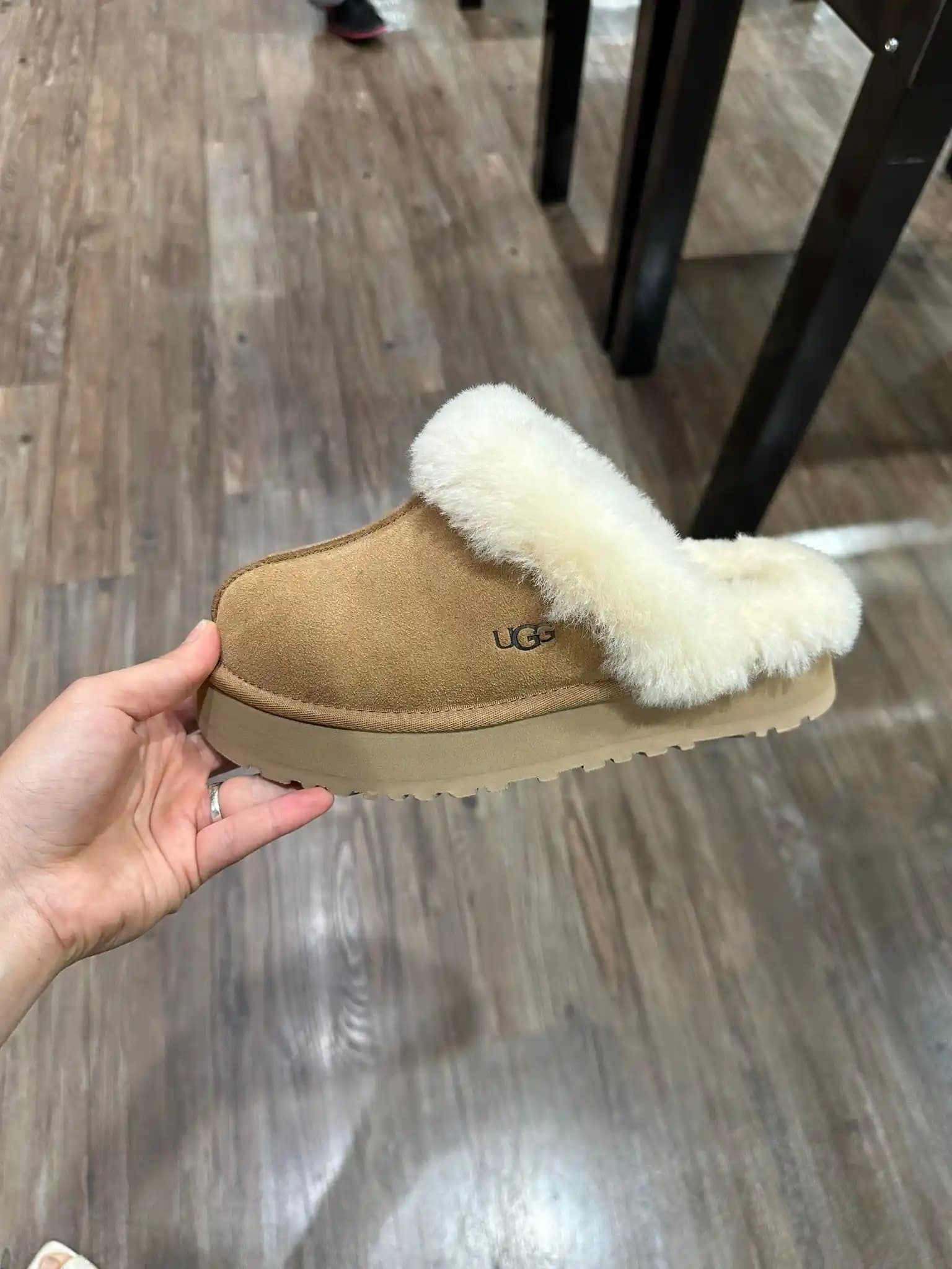 Ugg Platform Terlikleri: Konfor ve Şıklığı Bir Arada Sunan Moda İkonları