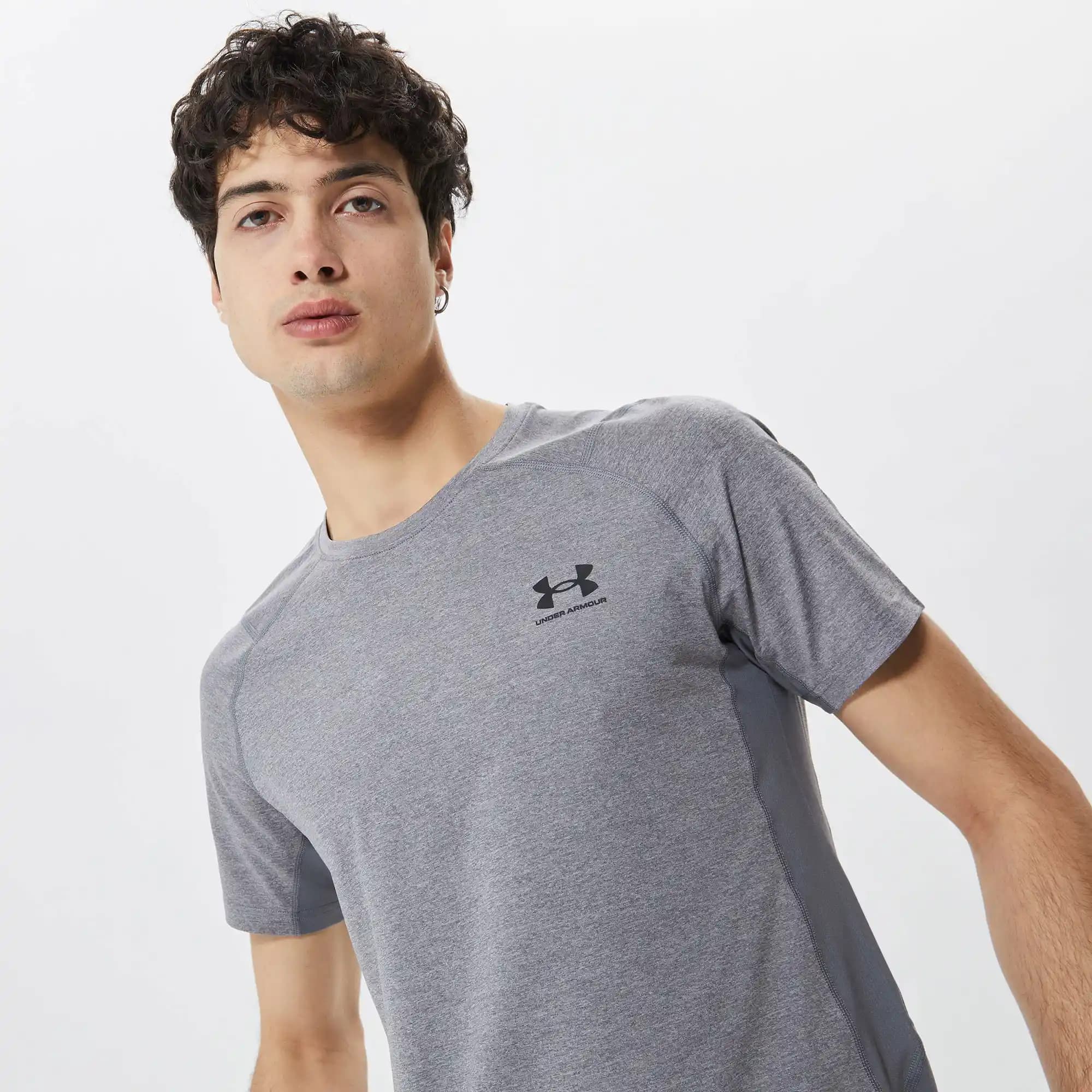 Under Armour Erkek T-Shirtleri: Spor ve Şıklığın Modern Buluşması