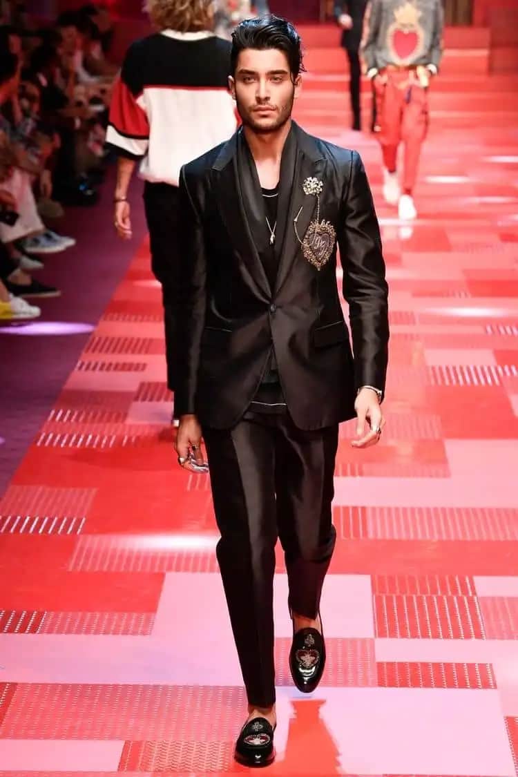 Ünlü Takım Elbise Markaları ve Moda Trendleri Hakkında Kapsamlı Bilgi