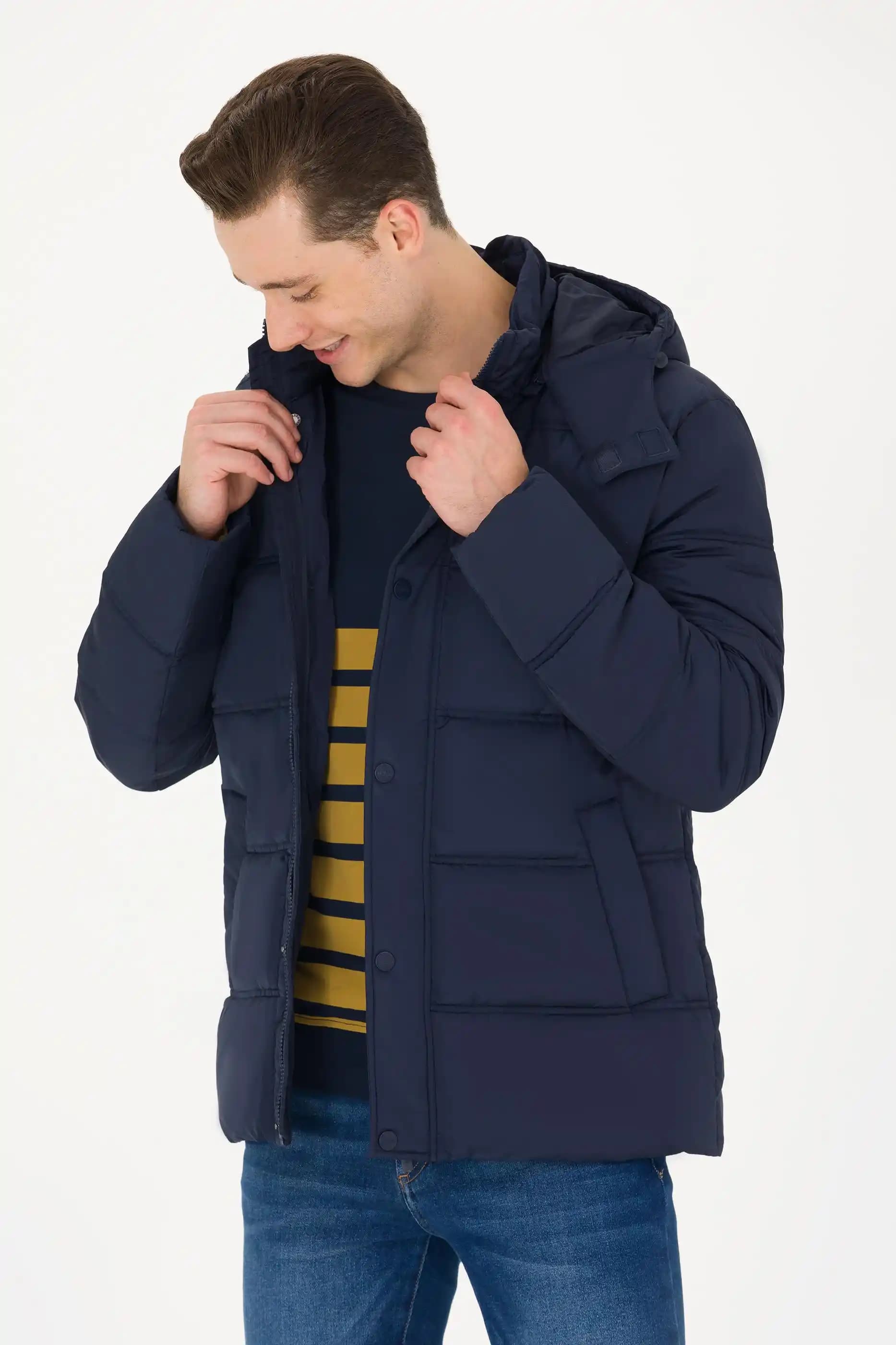 US Polo Lacivert Montlar: Moda ve Fonksiyonelliğin Birleştiği Güncel Koleksiyon