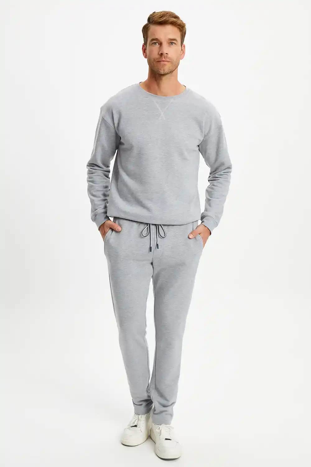 Üstü Dar, Altı Bol Pantolon Modasında Rahatlık ve Şıklığın Modern Yansıması