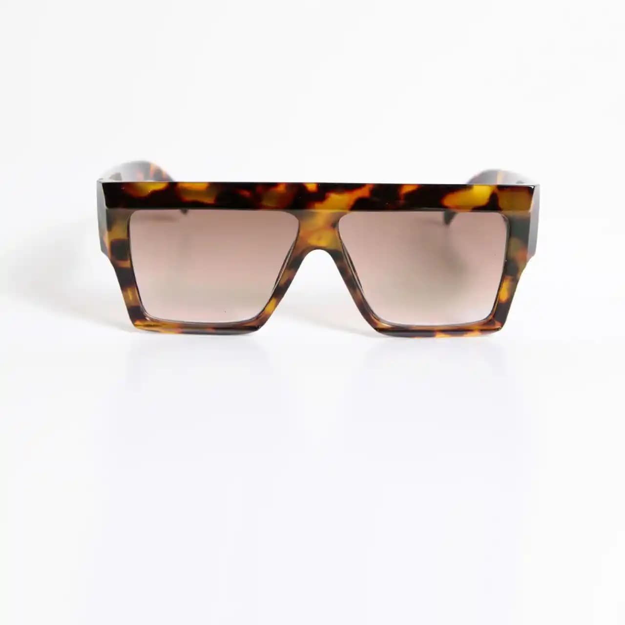 Üstü Düz Güneş Gözlükleri: Moda ve Fonksiyonelliğin Modern Buluşması