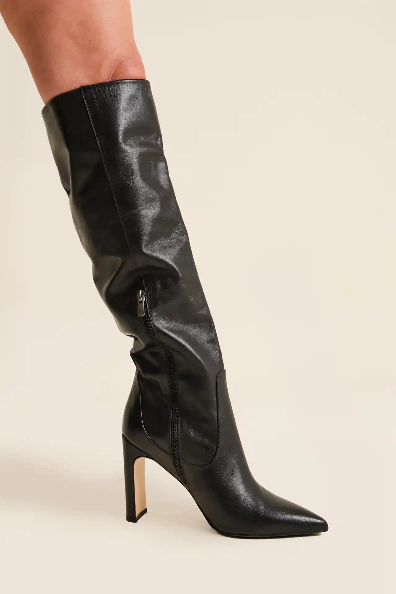 Uzun Deri Botlar Moda ve Fonksiyonelliğin Mükemmel Birleşimi