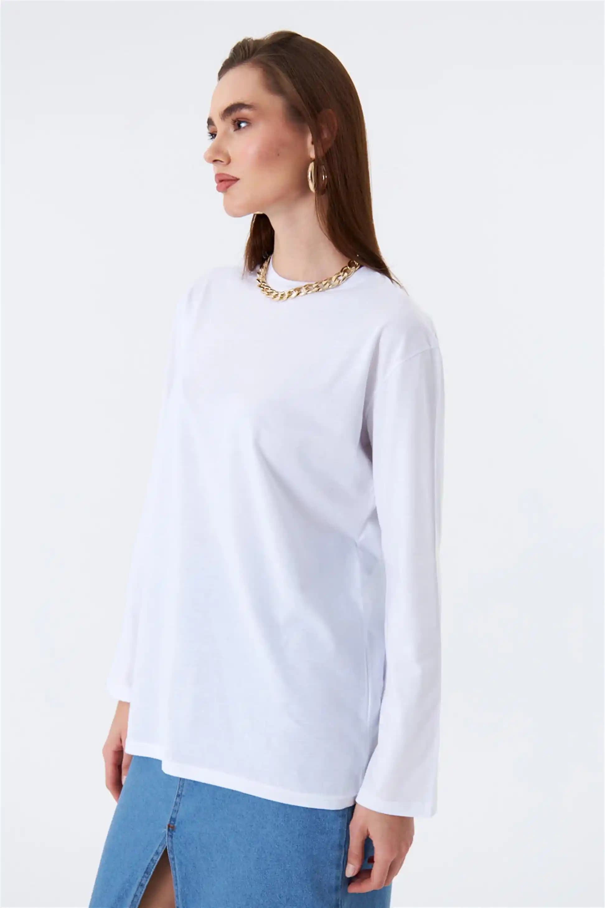 Uzun Kollu Beyaz Tişört Kadın Modasında Zamansız Şıklık ve Çok Yönlülük