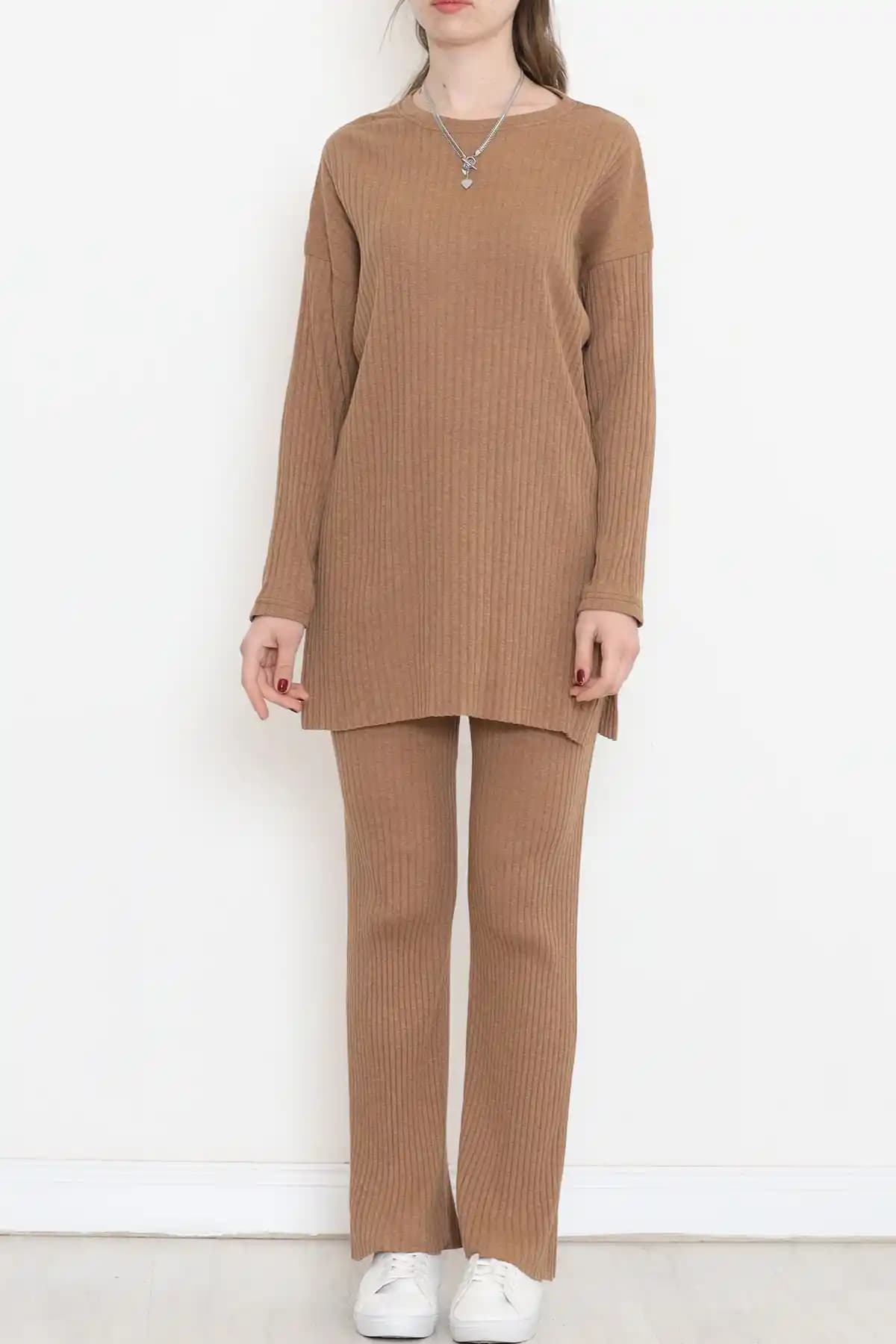 Uzun Kollu Fitilli Takım: Moda Trendleri ve Kombinasyon İpuçları 2024