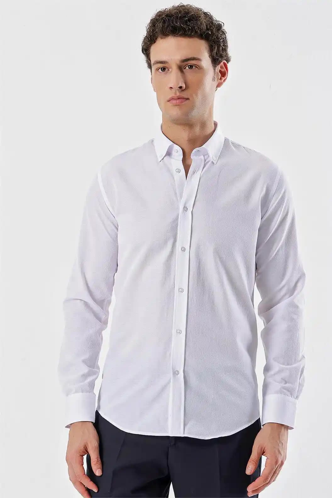 Uzun Kollu Gömlekler: Moda ve Konforun Birlikte Sunulduğu Çok Yönlü Parçalar